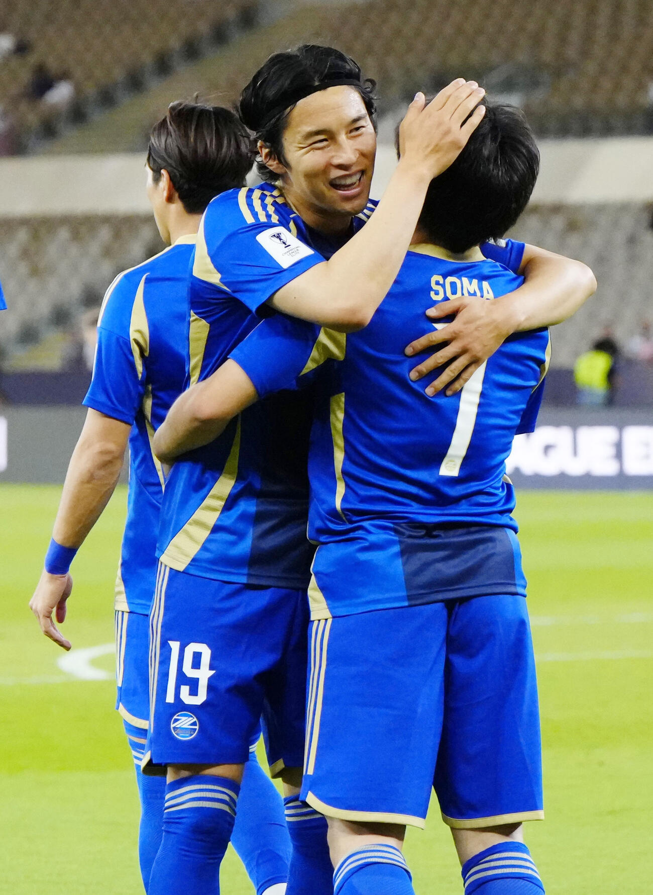 町田－アルアハリ　前半、先制ゴールを決めた相馬を祝福する町田・中山＝ジッダ（共同）