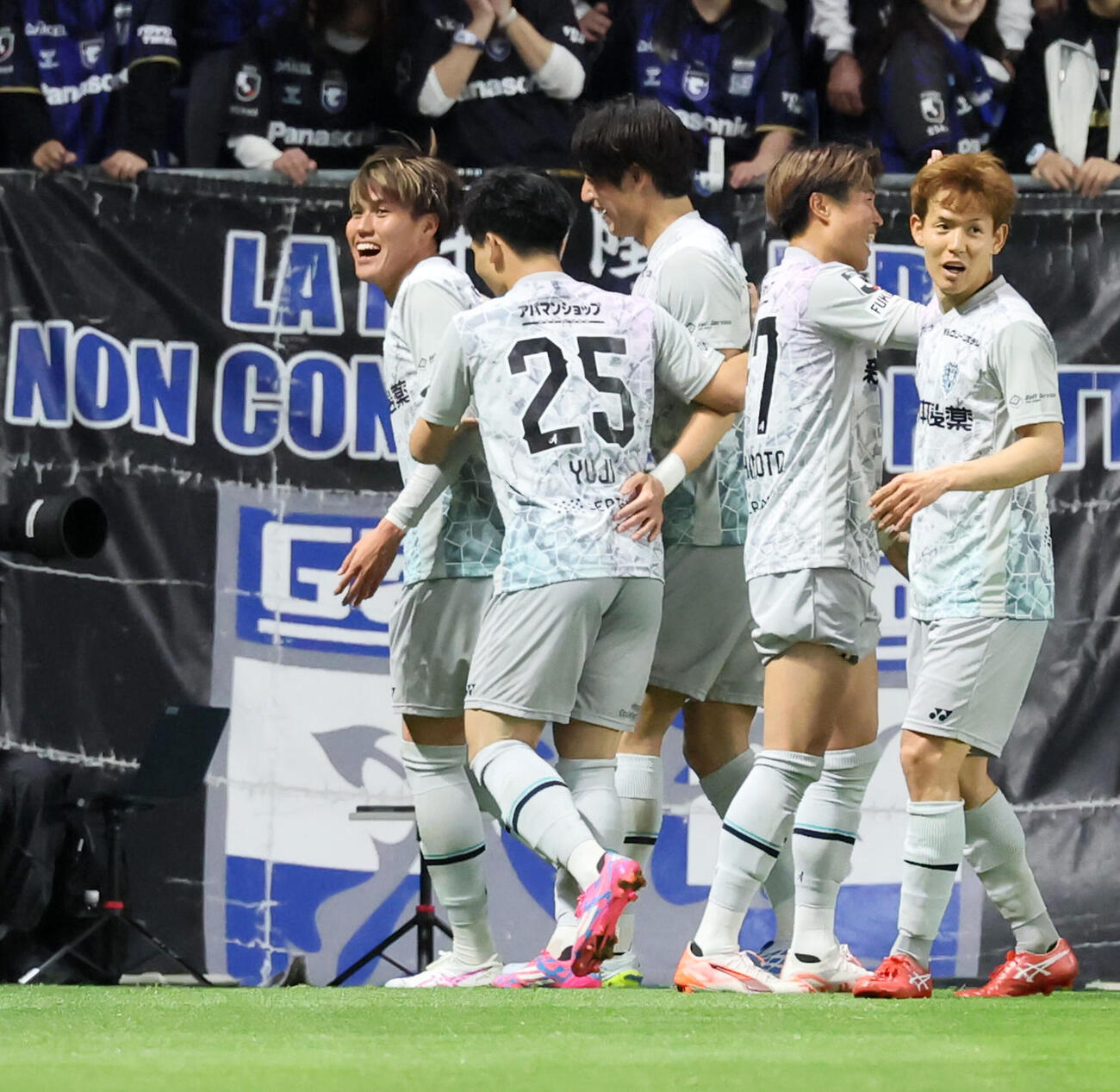前半、福岡藤本一輝（左から3人目）が勝ち越しゴールを決め喜ぶイレブンから祝福される（撮影・加藤哉）