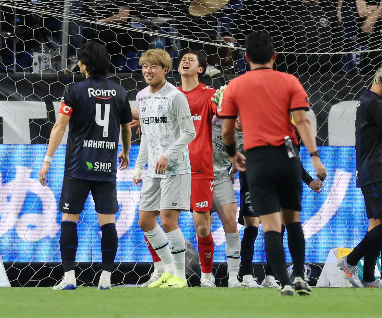 J1特別大会地域リーグ・G大阪対福岡　前半、福岡藤本一輝に勝ち越しゴールを許したG大阪GK荒木琉偉（撮影・加藤哉）＝2026年4月22日、パナソニックスタジアム吹田