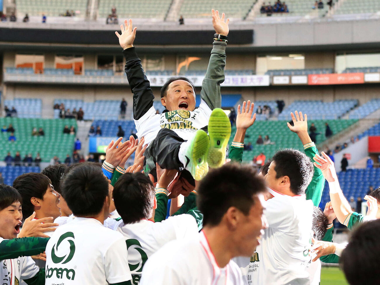 17年1月、全国高校サッカー選手権で初優勝して胴上げされる黒田剛監督