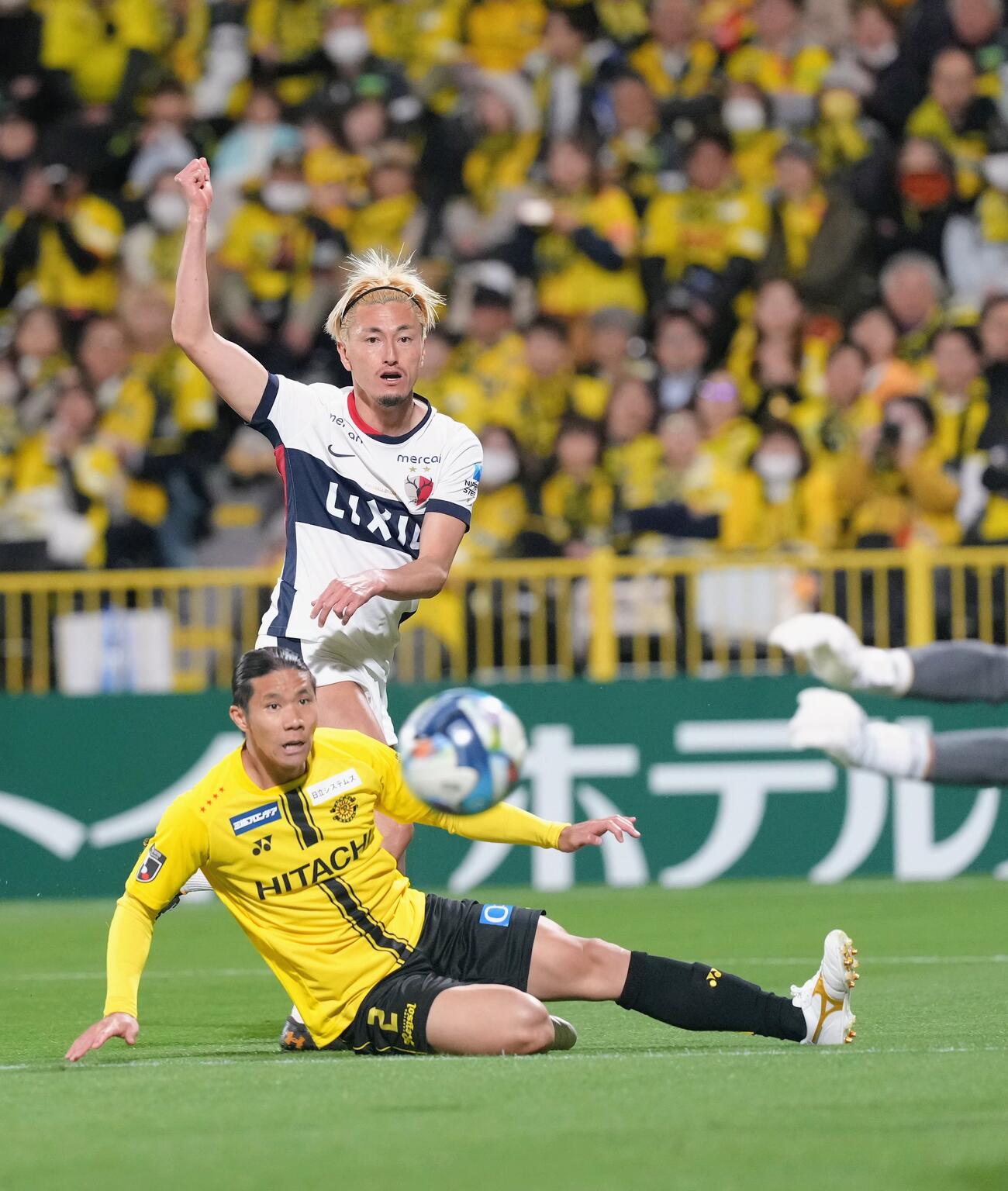 明治安田J1百年構想リーグ　柏対鹿島　前半、シュートを放つ鹿島鈴木優磨（後方）（撮影・足立雅史）