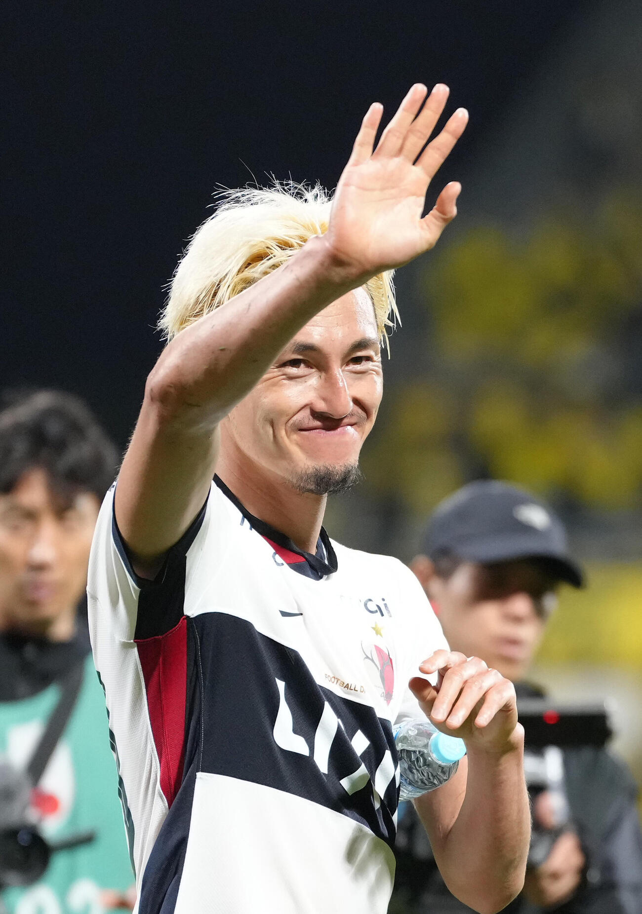 明治安田J1　柏対鹿島　勝利しサポーターの声援に笑顔を見せる鈴木優磨（撮影・足立雅史）