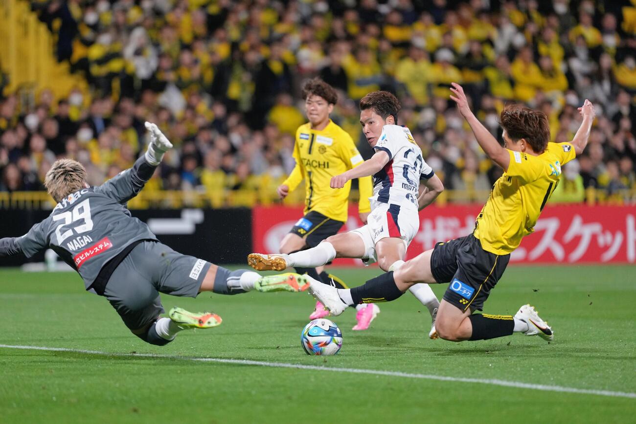 明治安田J1百年構想リーグ　柏対鹿島　後半、シュートを放つ鹿島松村優太（中央）（撮影・足立雅史）