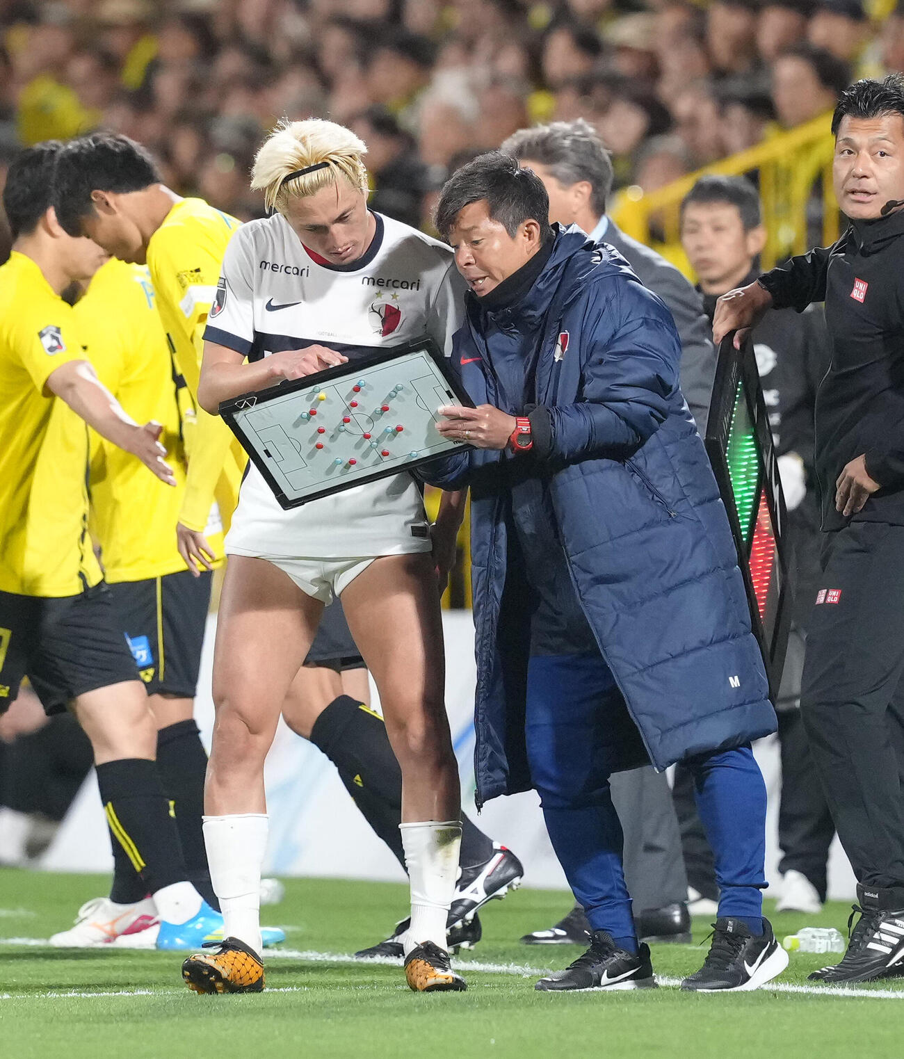 明治安田J1　柏対鹿島　後半、鹿島鈴木優磨（左）に指示を出す鬼木達監督（撮影・足立雅史）