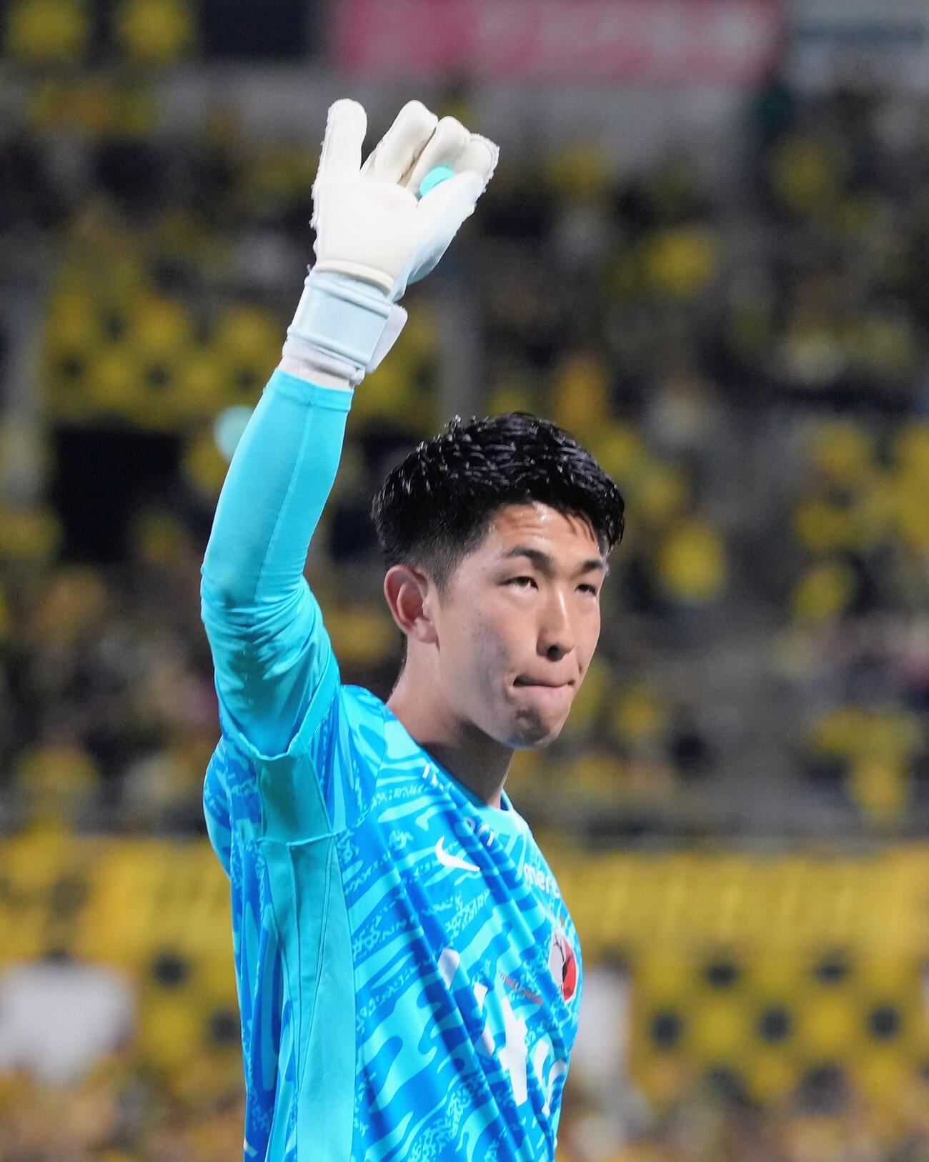 明治安田J1百年構想リーグ　柏対鹿島　勝利し、声援に応える鹿島GK早川友基（撮影・足立雅史）