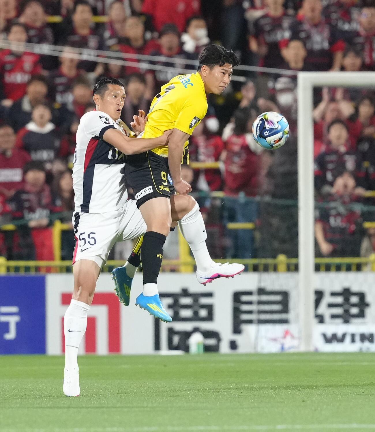 明治安田J1百年構想リーグ　柏対鹿島　前半、競り合う鹿島植田直通（左）と柏細谷真大（撮影・足立雅史）