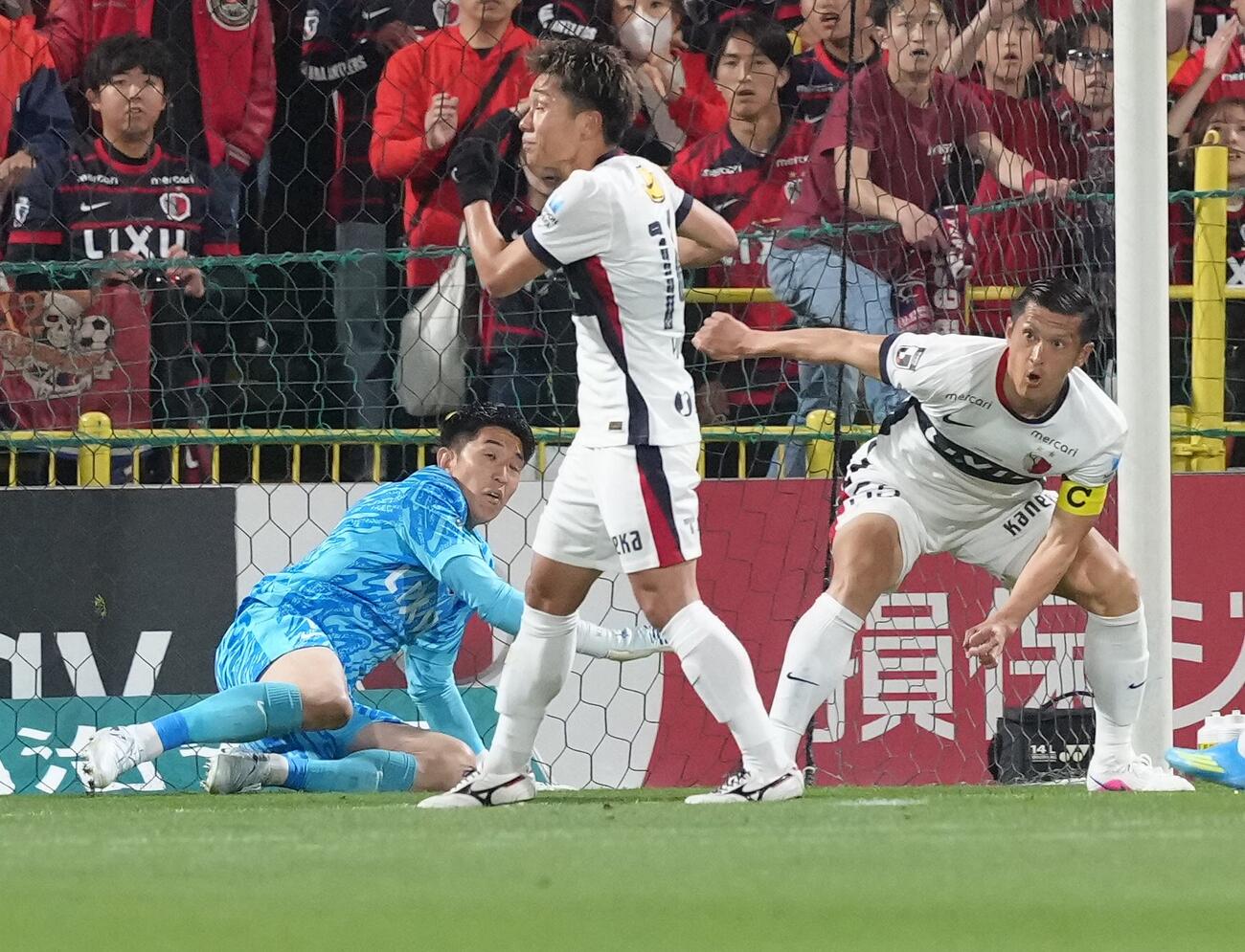 明治安田J1百年構想リーグ　柏対鹿島　前半、必死の守備を見せる鹿島のGK早川友基（左）と植田直通（右）（撮影・足立雅史）