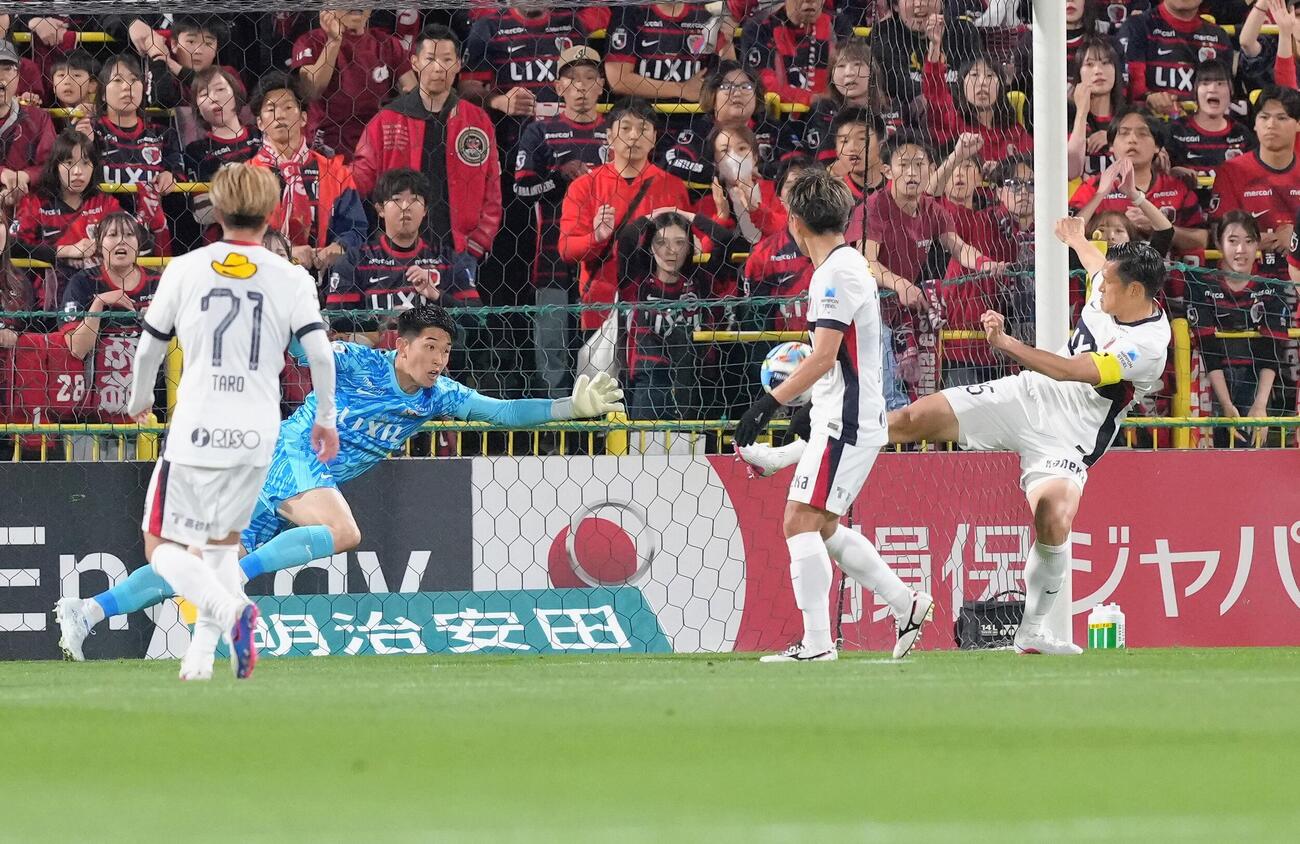 明治安田J1百年構想リーグ　柏対鹿島　前半、必死の守備を見せる鹿島のGK早川友基（左）と植田直通（右）（撮影・足立雅史）