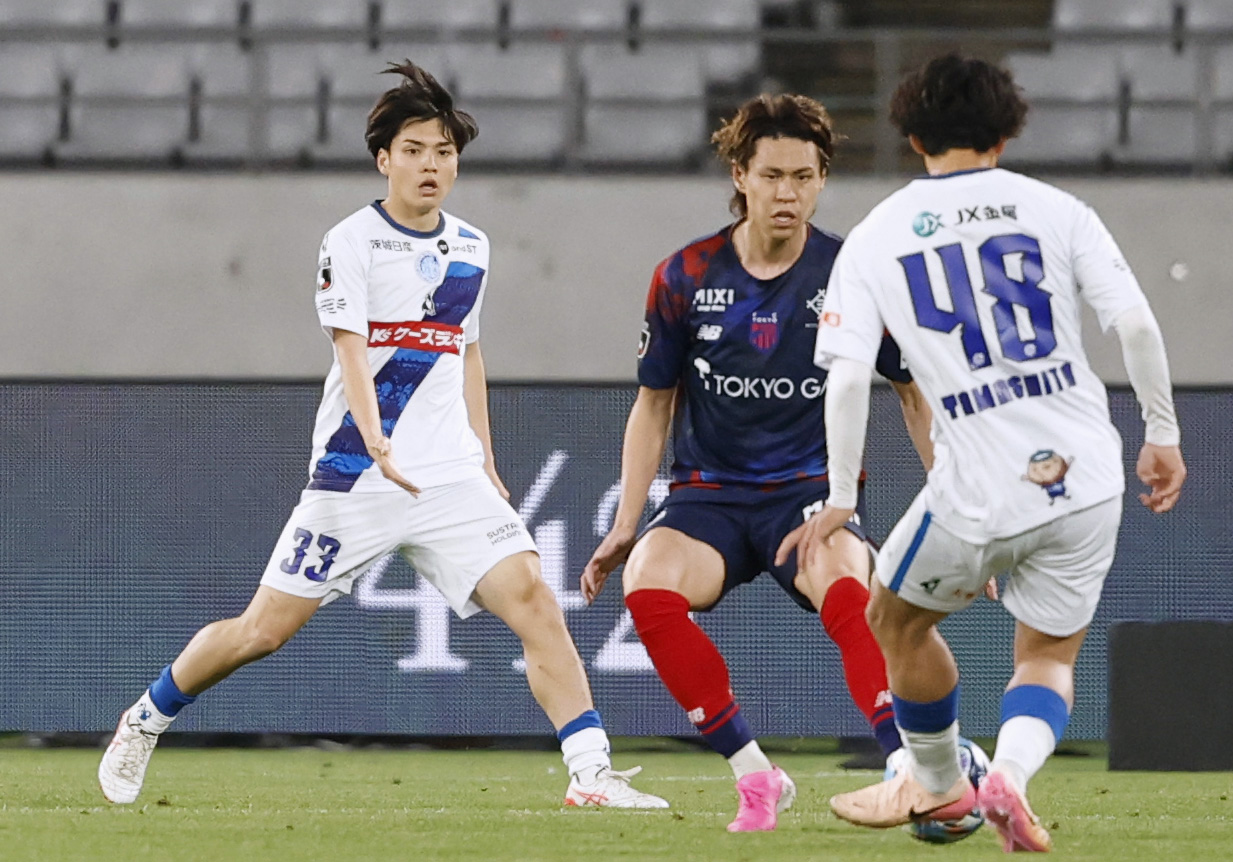 FC東京－水戸　後半、途中出場した水戸・安藤（左）（共同）