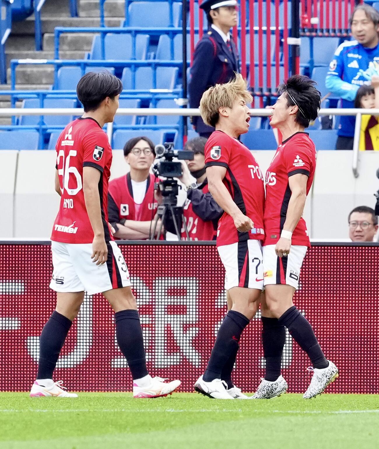 明治安田J1百年構想リーグ　第12節　浦和対横浜　前半、ゴールを決めた浦和金子拓郎（中央）（撮影・江口和貴）