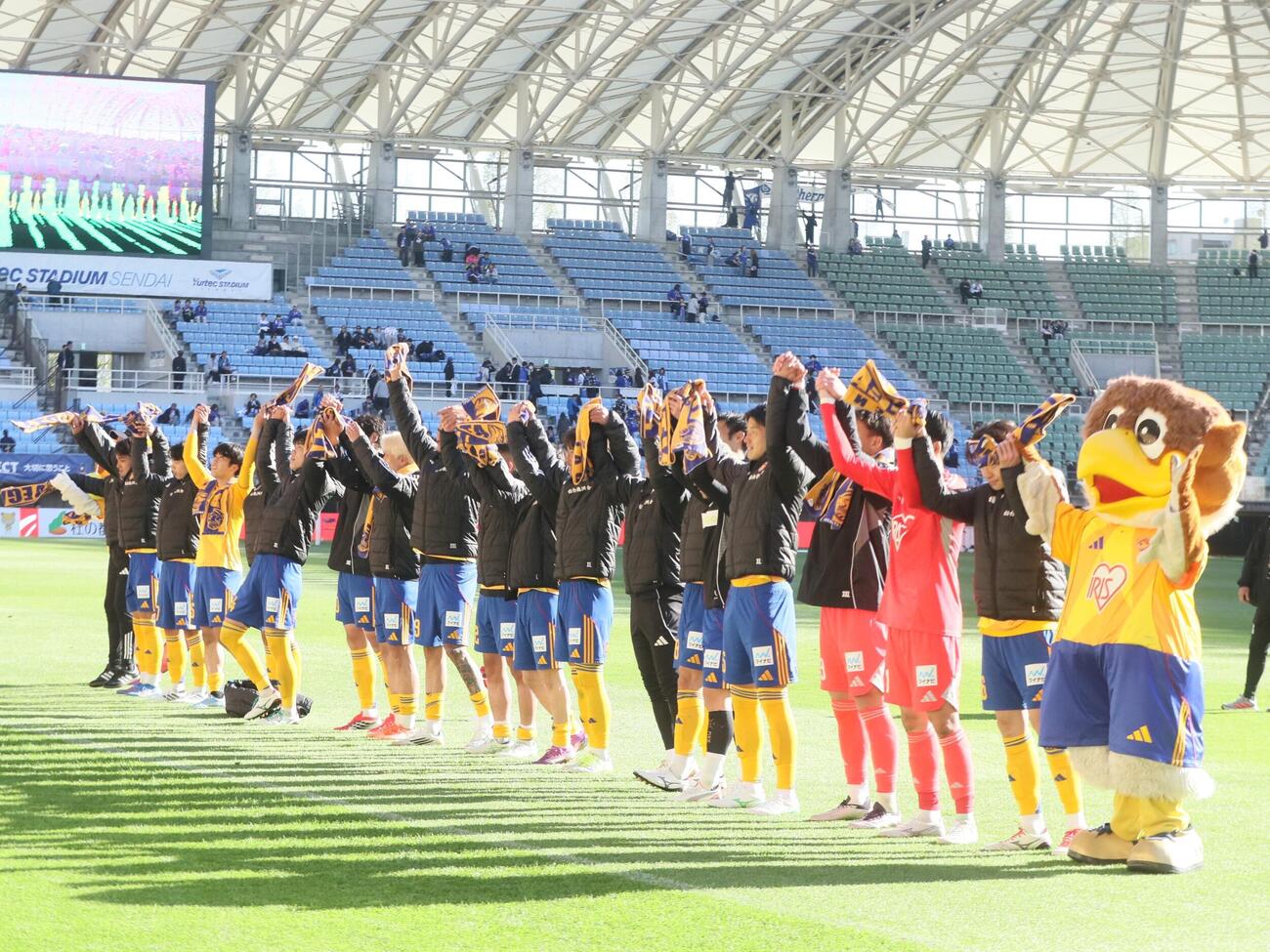 仙台対山形　試合後、サポーターにあいさつする仙台の選手ら