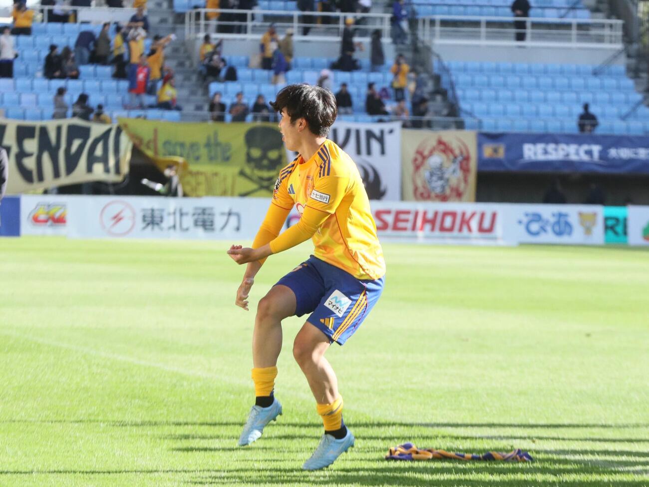 仙台対山形　試合後、勝利のダンスを踊る仙台MF南創太（左）