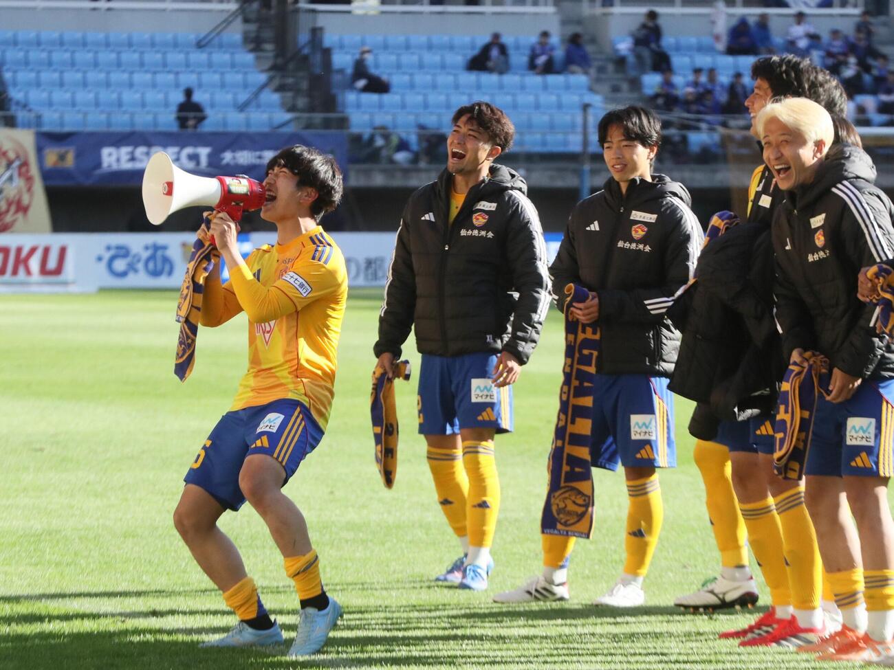 仙台対山形　試合後、サポーターにメッセージを送る仙台MF南創太（左）