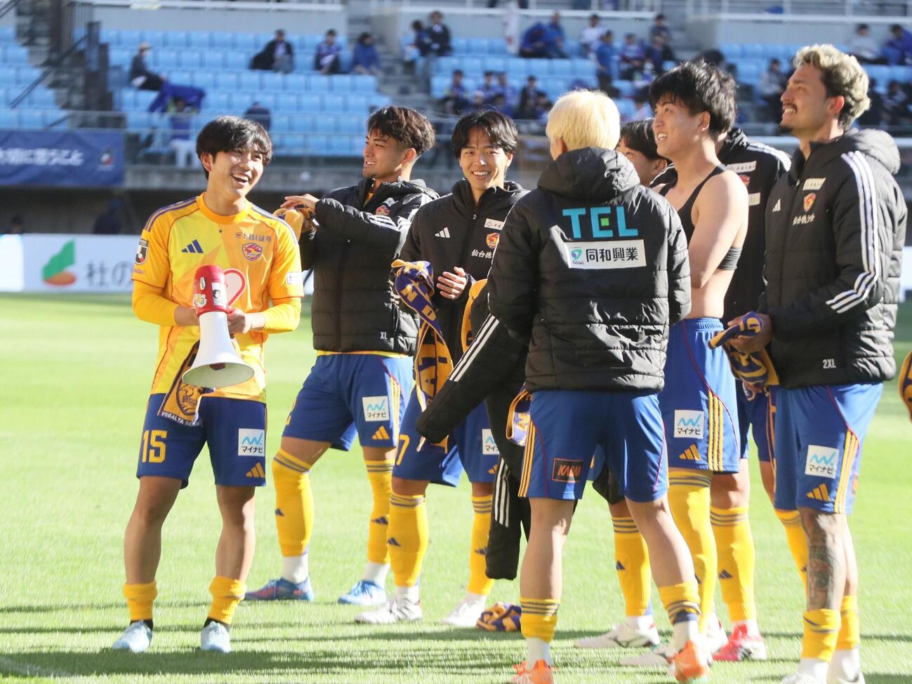 仙台対山形　試合後、サポーターの祝福に笑顔の仙台MF南創太