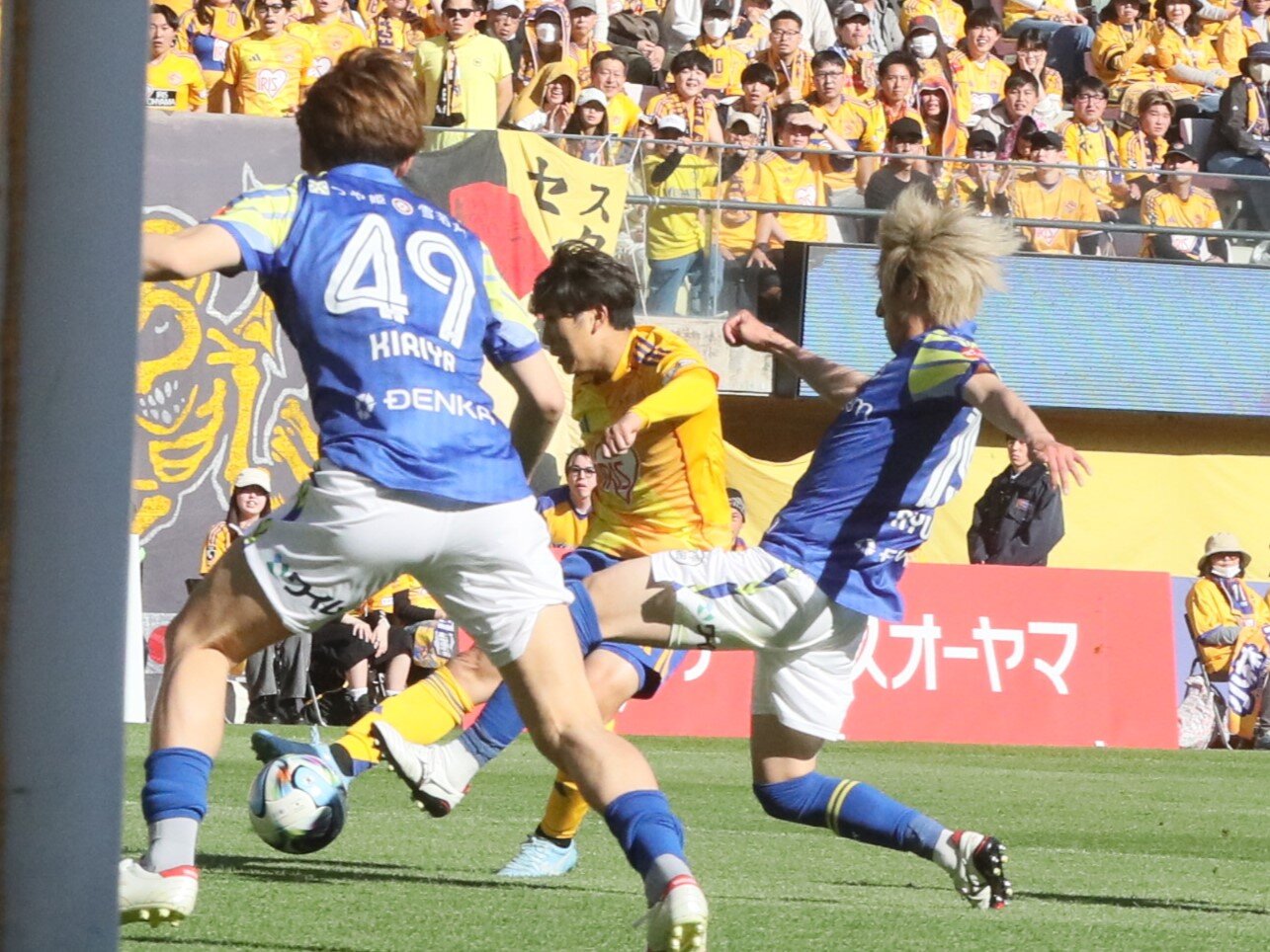 仙台対山形　シュートを放つ仙台MF南創太（中央）
