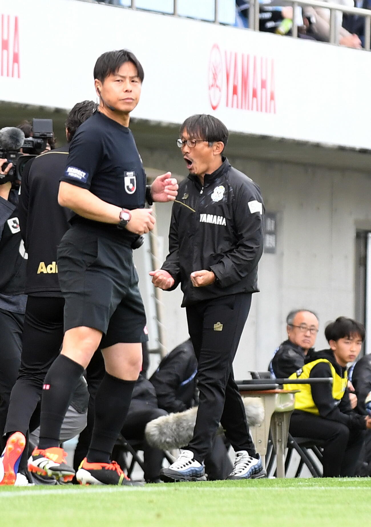 明治安田J2・J3百年構想リーグ・磐田対岐阜　初陣を勝利で飾り、両手を握る磐田三浦文丈監督（右）（撮影・前田和哉）