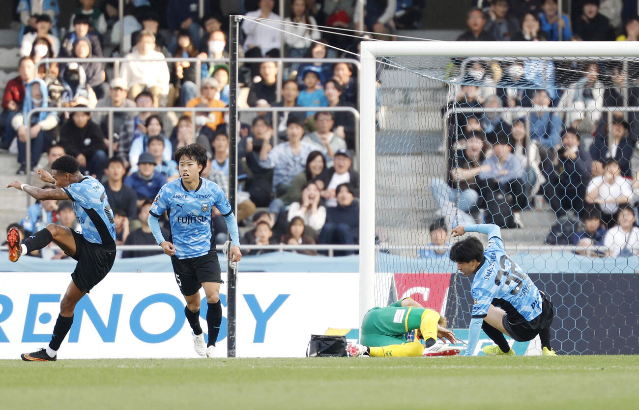 川崎－千葉　試合終了間際、千葉の攻撃を阻んだ川崎・林（右端）＝U等々力(共同)