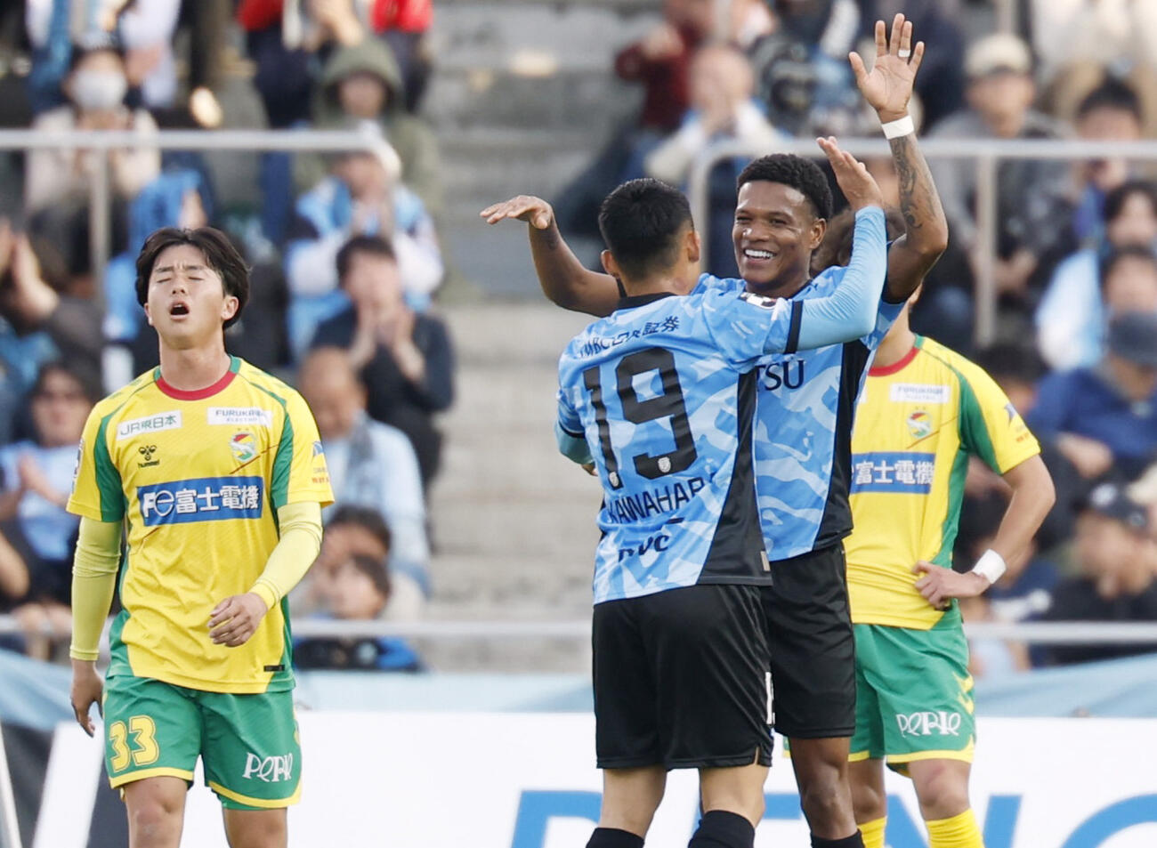 千葉に競り勝ち喜ぶ川崎・マルシーニョ（右）＝U等々力(共同)