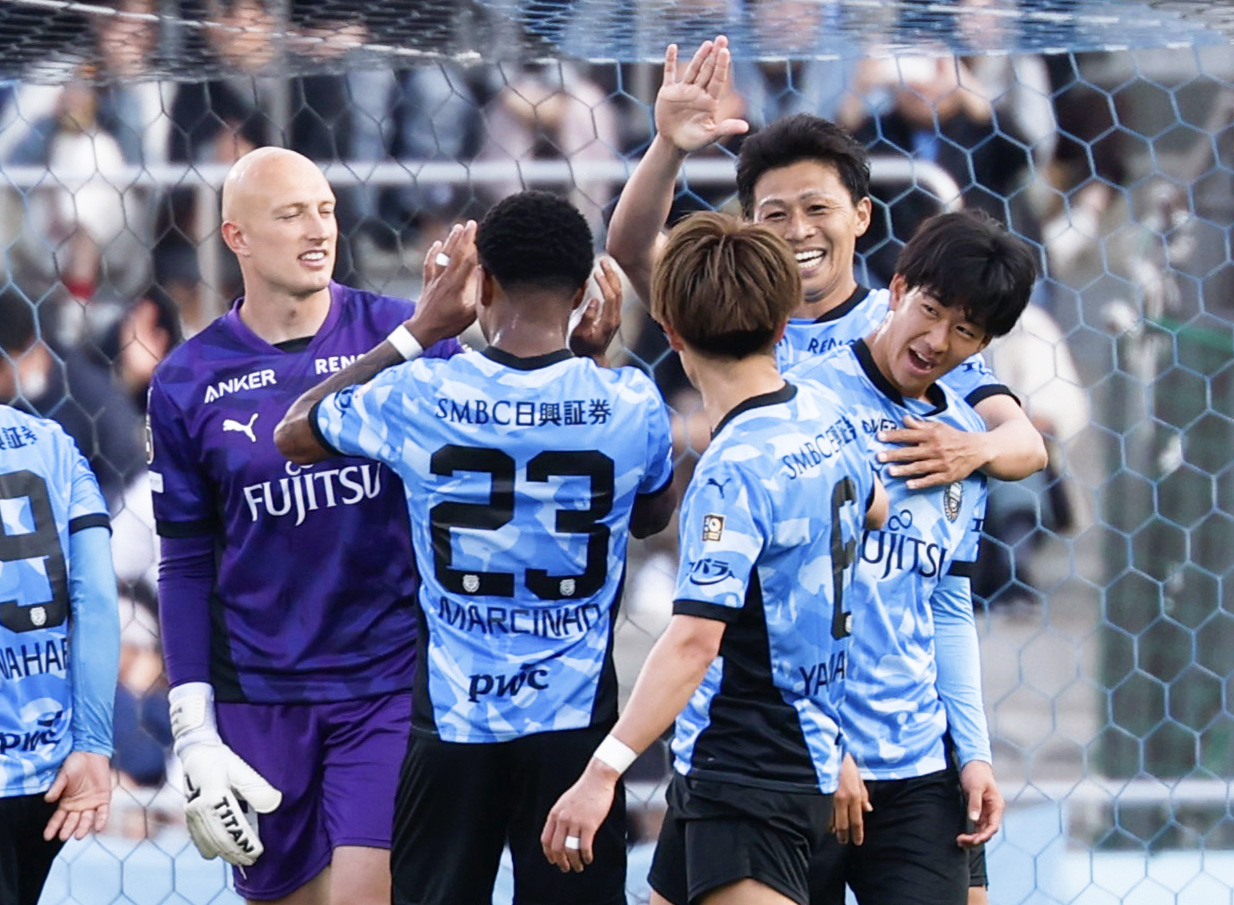 千葉に競り勝ちタッチを交わす丸山（右奥）ら川崎イレブン＝U等々力(共同)