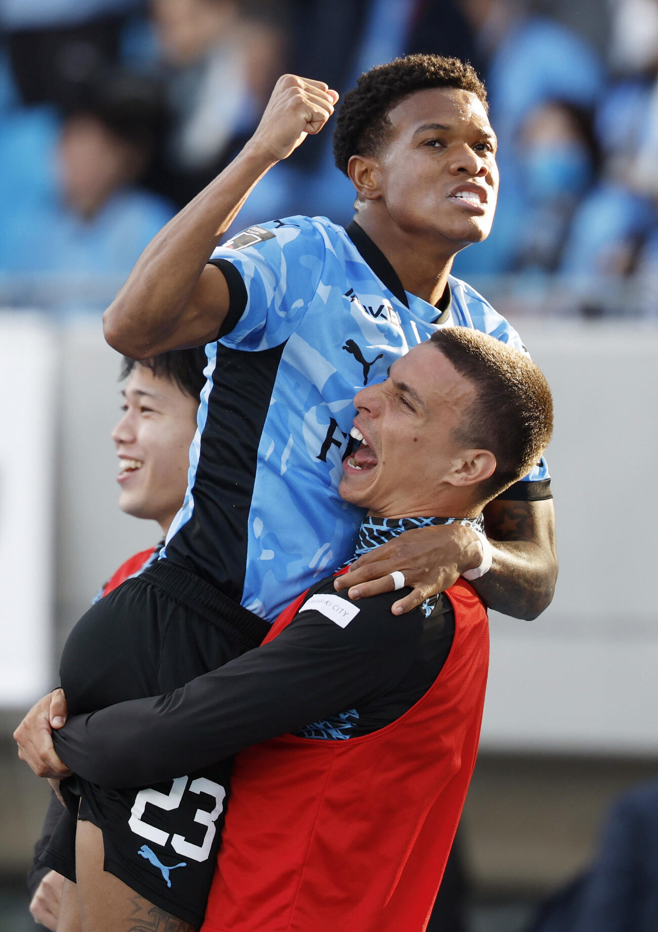 川崎－千葉　後半、決勝ゴールを決めガッツポーズの川崎・マルシーニョ＝U等々力(共同)