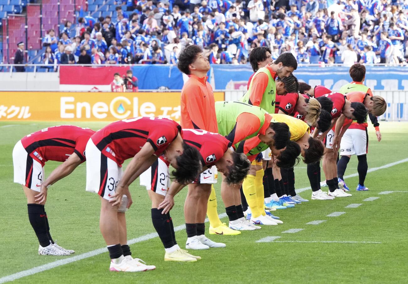 浦和対横浜　試合後、あいさつする浦和の選手たち（撮影・江口和貴）