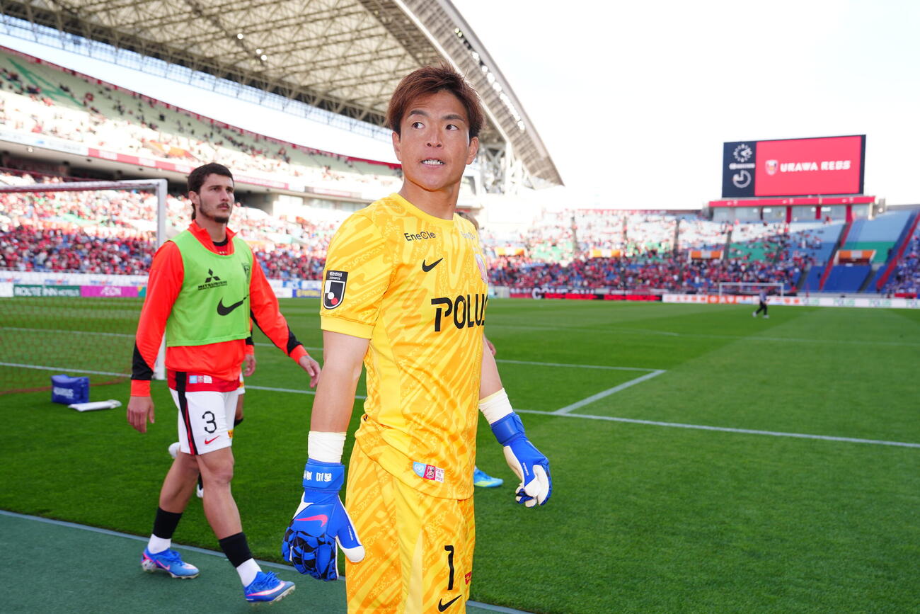 明治安田J1百年構想リーグ　第12節　浦和対横浜　試合後、サポーターにあいさつする浦和GK西川周作（撮影・江口和貴）