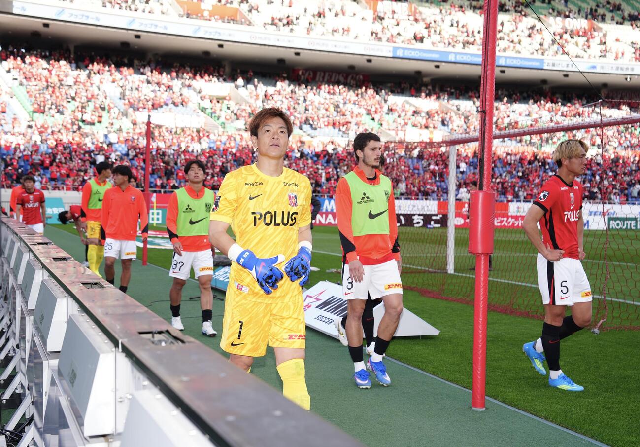 明治安田J1百年構想リーグ　第12節　浦和対横浜　試合後、サポーターにあいさつするGK西川周作（中央）ら浦和の選手たち（撮影・江口和貴）