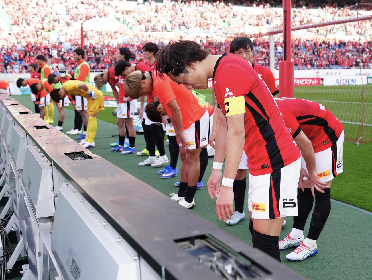 明治安田J1百年構想リーグ　第12節　浦和対横浜　試合後、サポーターにあいさつする浦和の選手たち（撮影・江口和貴）