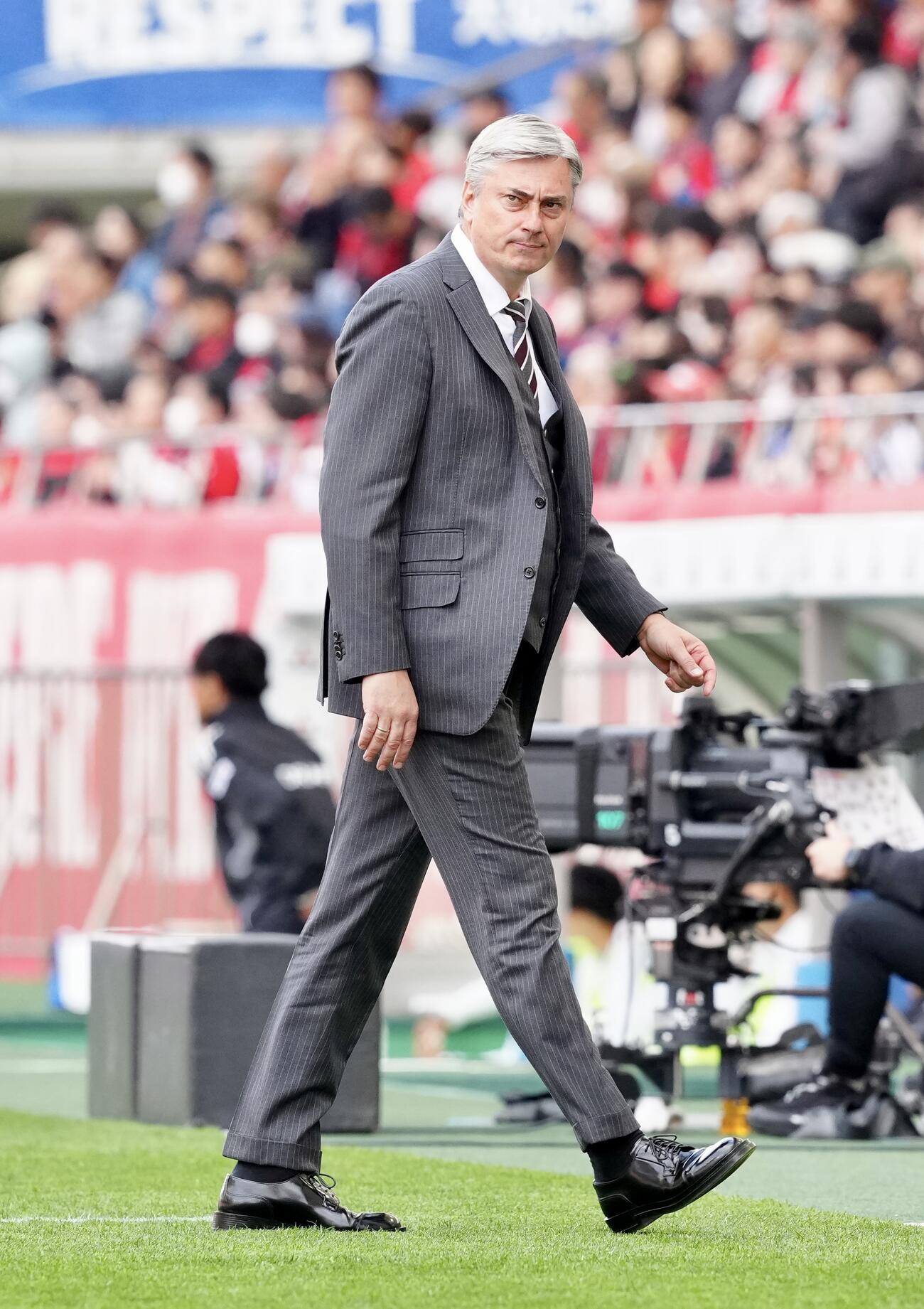 明治安田J1百年構想リーグ　第12節　浦和対横浜　前半、戦況を見つめる浦和マチェイ・スコルジャ監督（撮影・江口和貴）