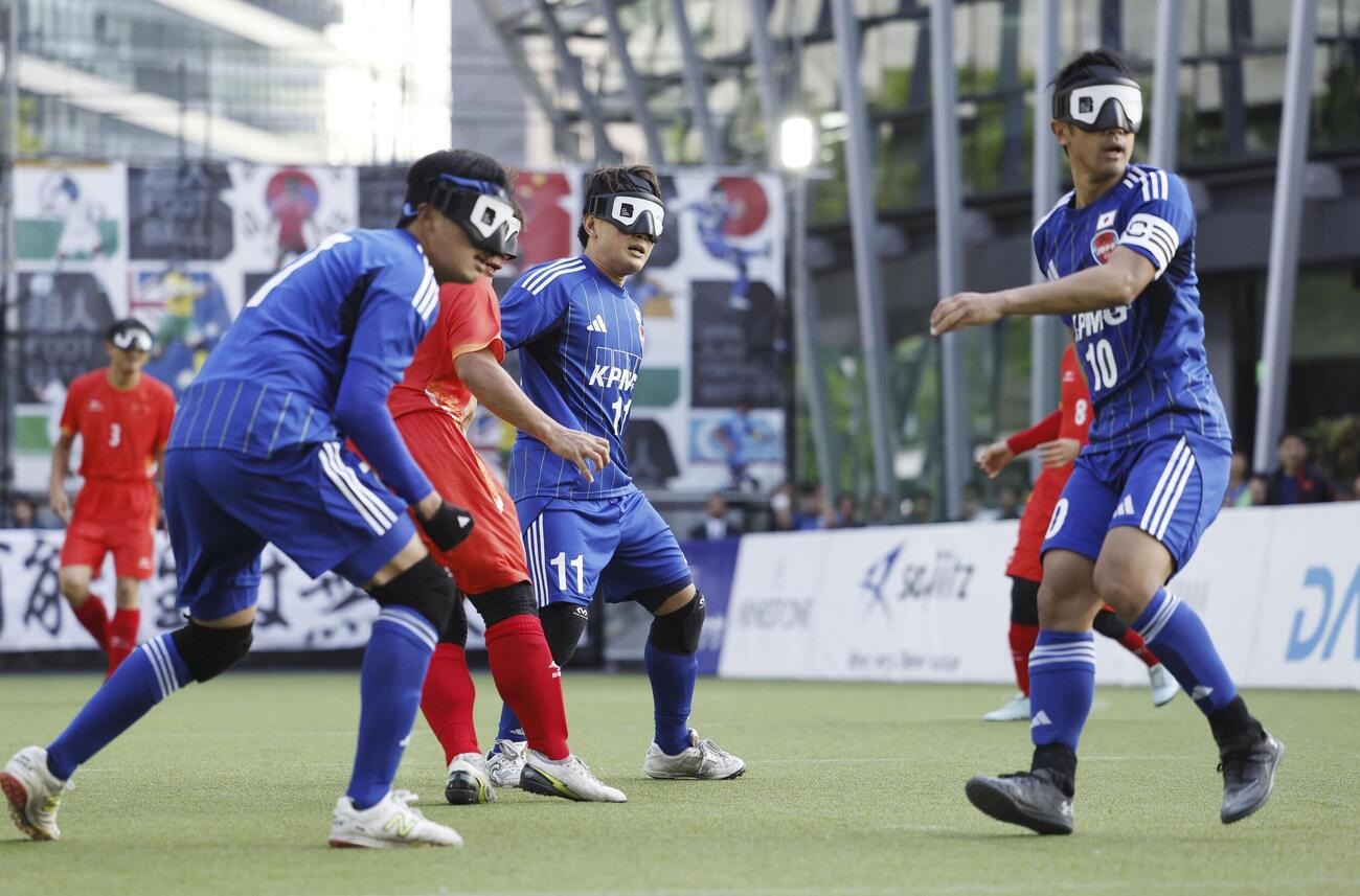 ブラインドサッカー男子のアジア選手権決勝で、中国にゴールを許した日本の選手たち＝大阪市北区（共同）