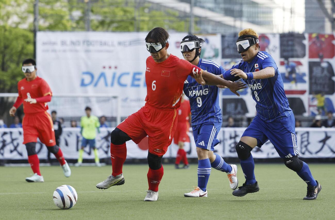 ブラインドサッカー男子のアジア選手権決勝で、中国選手と競り合う日本の（右から）後藤、平林＝大阪市北区（共同）