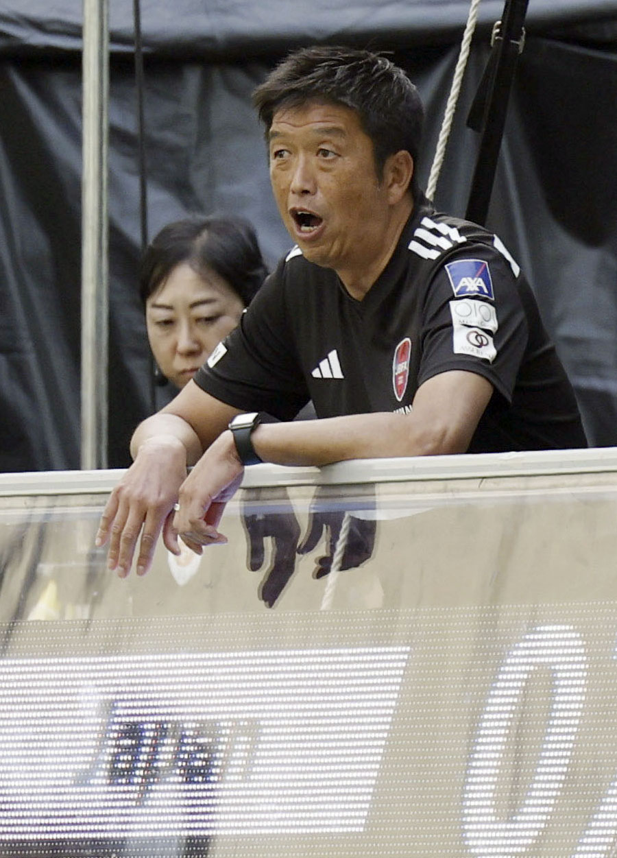 ブラインドサッカー男子のアジア選手権決勝で、指示を出す日本の中川監督＝大阪市北区（共同）