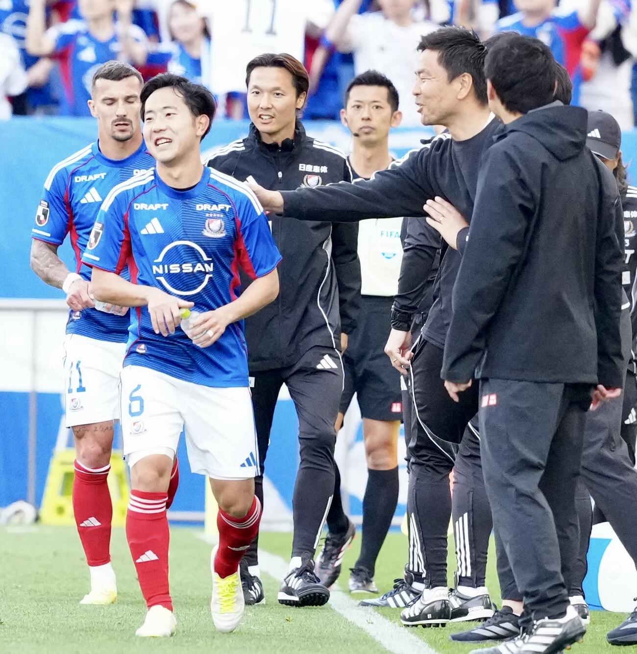明治安田J1百年構想リーグ　第12節　浦和対横浜　後半、ゴールを決めた横浜渡辺皓太（左）をねぎらう大島秀夫監督（撮影・江口和貴）