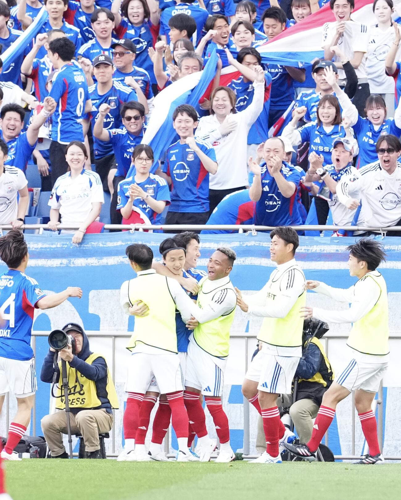 明治安田J1百年構想リーグ　第12節　浦和対横浜　後半、横浜天野純がゴールを決め、喜ぶ選手たち（撮影・江口和貴）