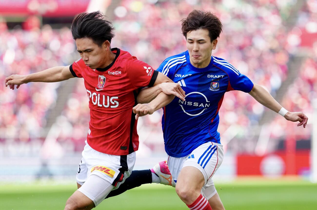 明治安田J1百年構想リーグ　第12節　浦和対横浜　前半、競り合う浦和肥田野蓮治（左）と横浜加藤蓮（撮影・江口和貴）