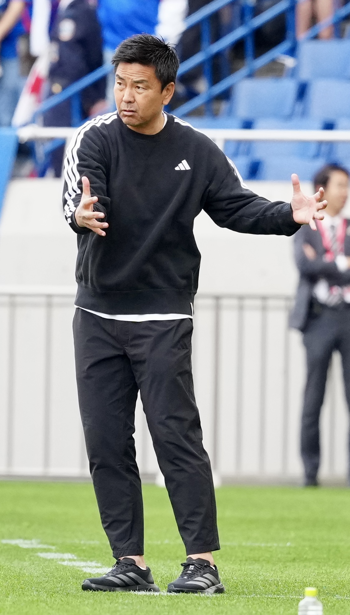 明治安田J1百年構想リーグ　第12節　浦和対横浜　前半、指示を出す横浜大島秀夫監督（撮影・江口和貴）
