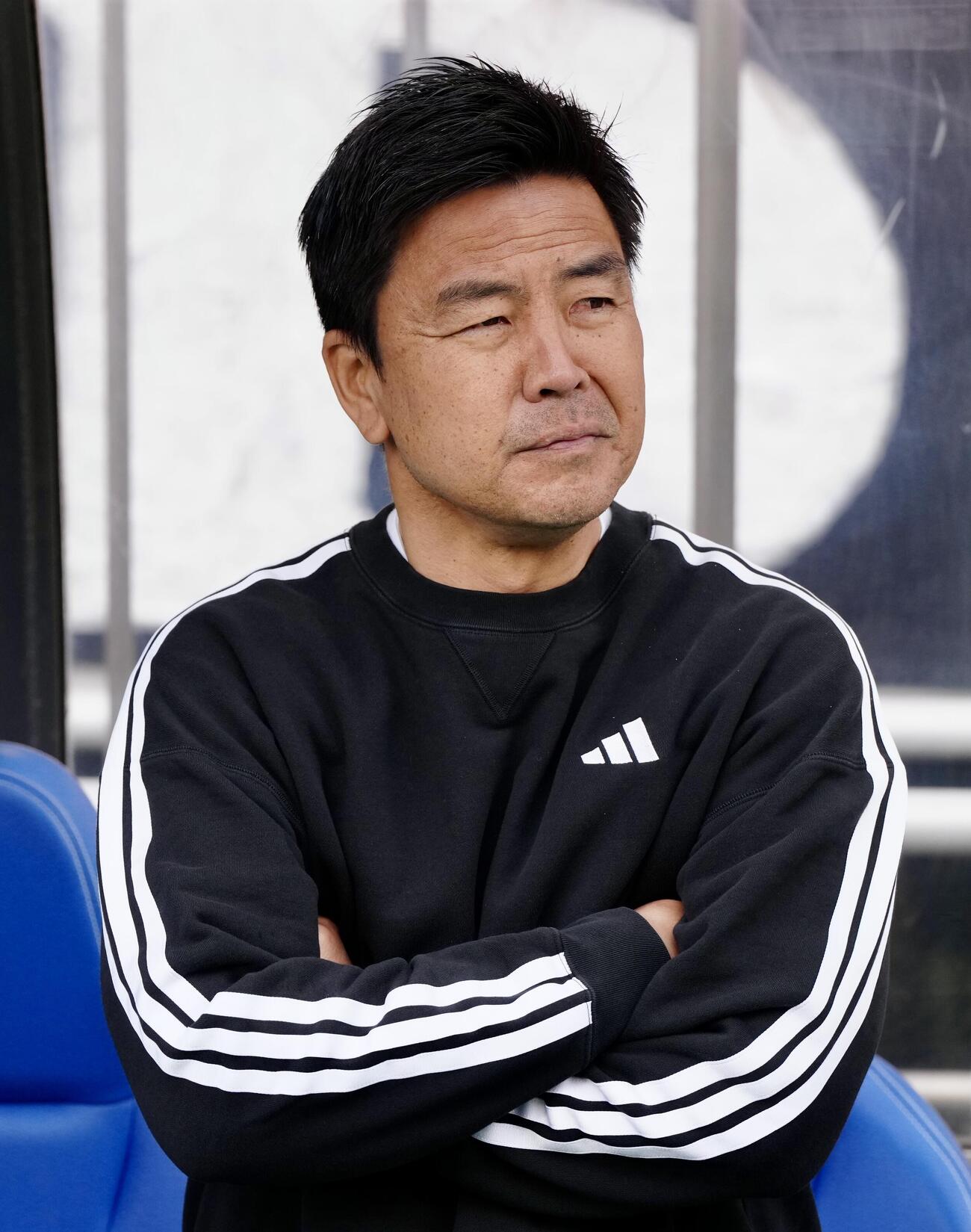 明治安田J1百年構想リーグ　第12節　浦和対横浜　試合前、ベンチ前に立つ横浜大島秀夫監督（撮影・江口和貴）
