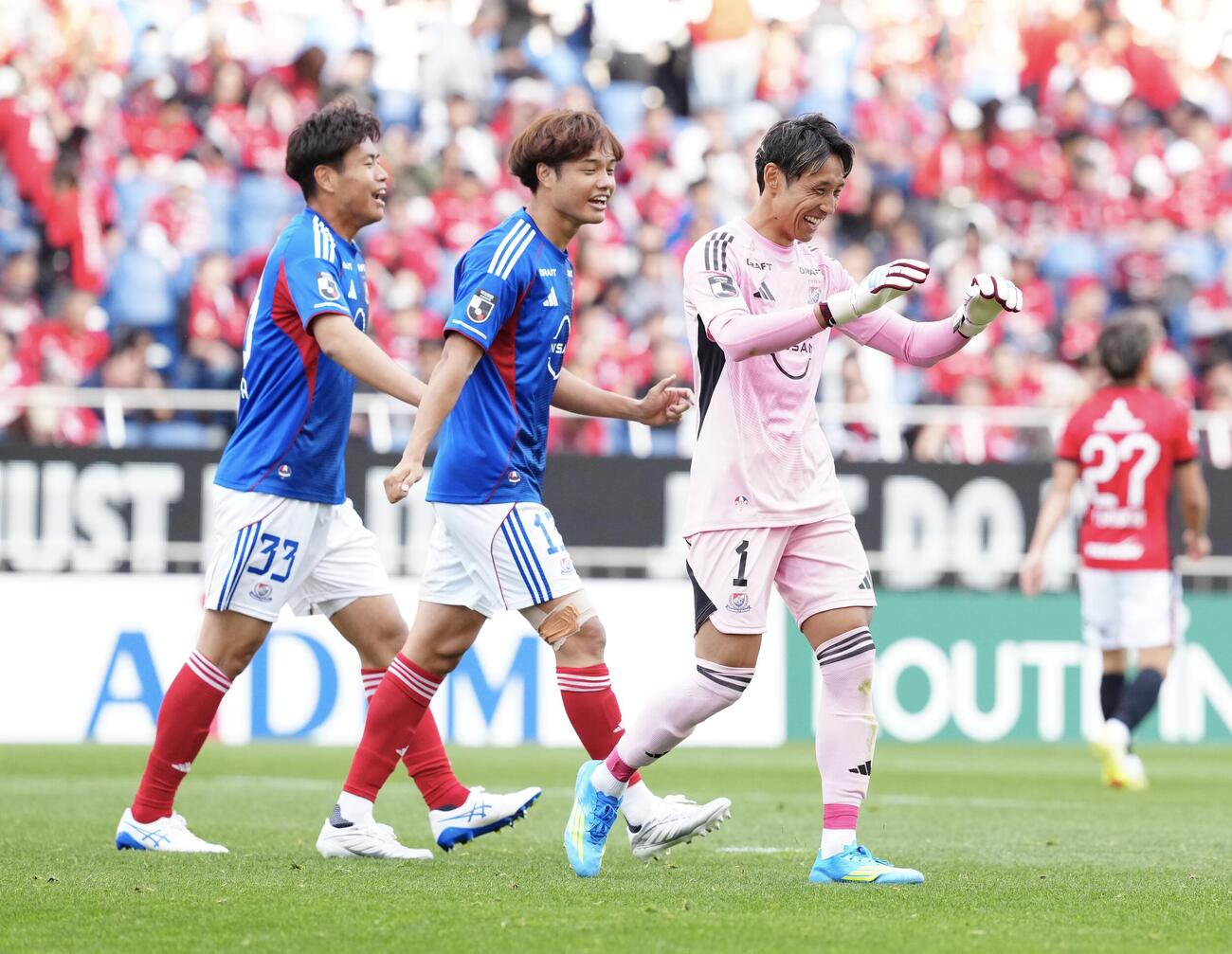 明治安田J1百年構想リーグ　第12節　浦和対横浜　試合後、勝利を喜ぶGK朴一圭（右）ら横浜の選手たち（撮影・江口和貴）