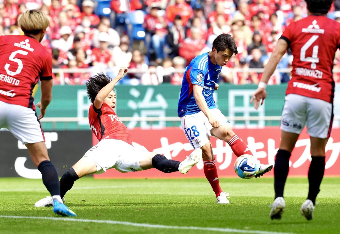 明治安田J1百年構想リーグ　第12節　浦和対横浜　前半、先制ゴールを決める横浜山根陸（中央右）（撮影・江口和貴）