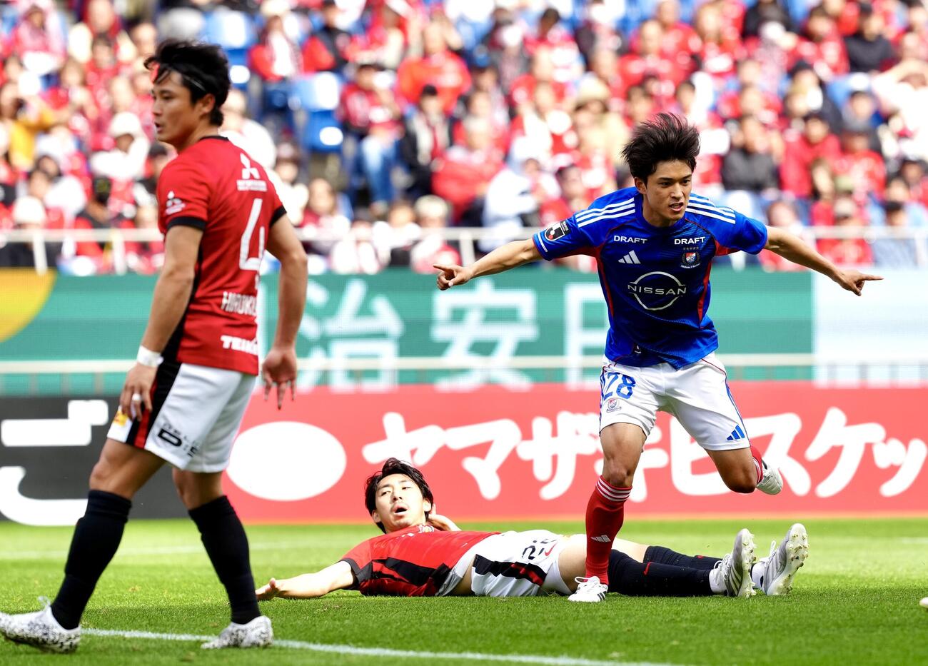 明治安田J1百年構想リーグ　第12節　浦和対横浜　前半、先制ゴールを決めた横浜山根陸（右）（撮影・江口和貴）
