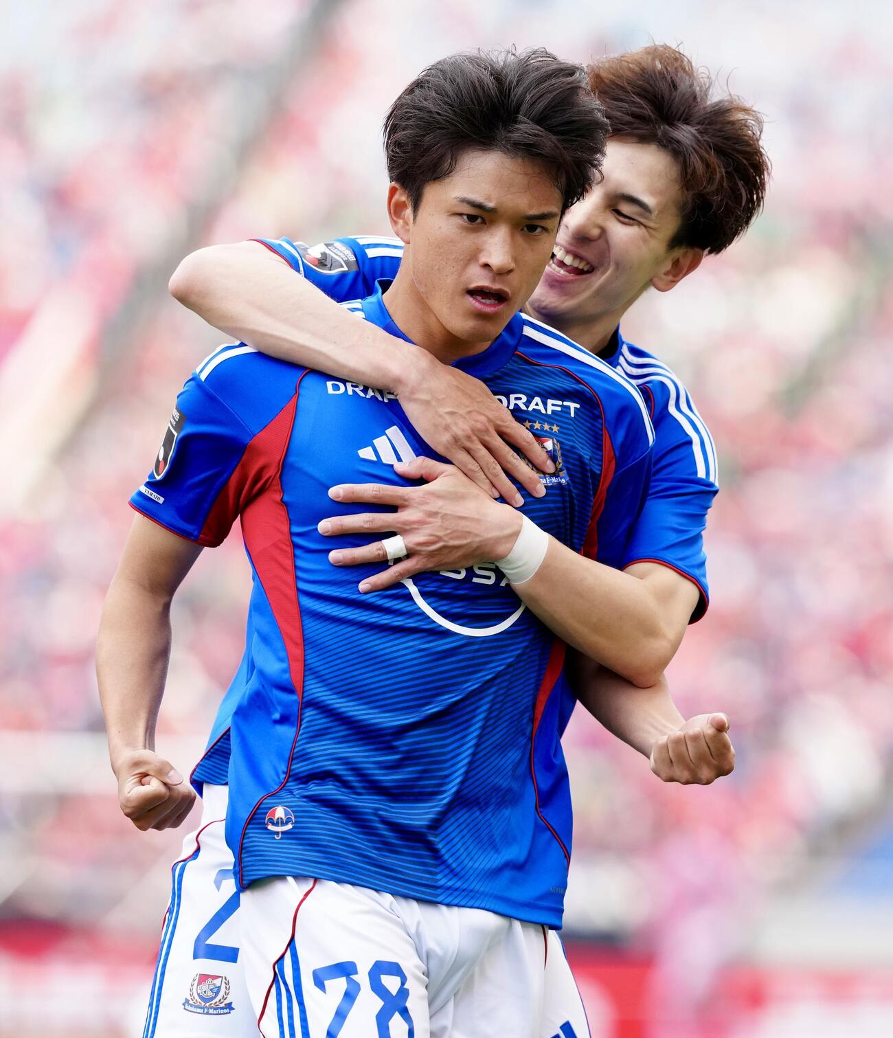 明治安田J1百年構想リーグ　第12節　浦和対横浜　前半、先制ゴールを決めた横浜山根陸（手前）（撮影・江口和貴）