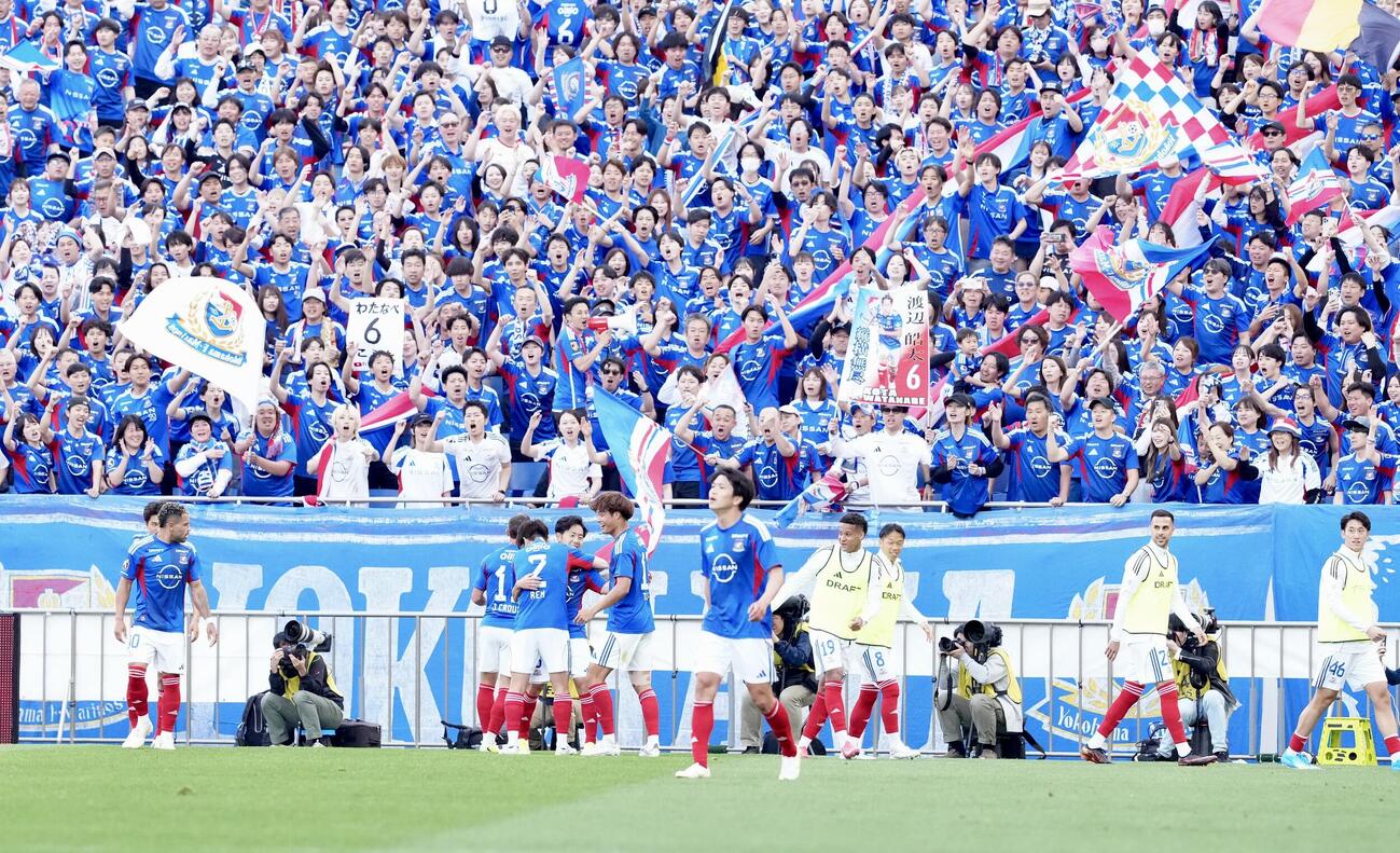 明治安田J1百年構想リーグ　第12節　浦和対横浜　後半、横浜渡辺皓太がゴールを決め、喜ぶ選手たち（撮影・江口和貴）