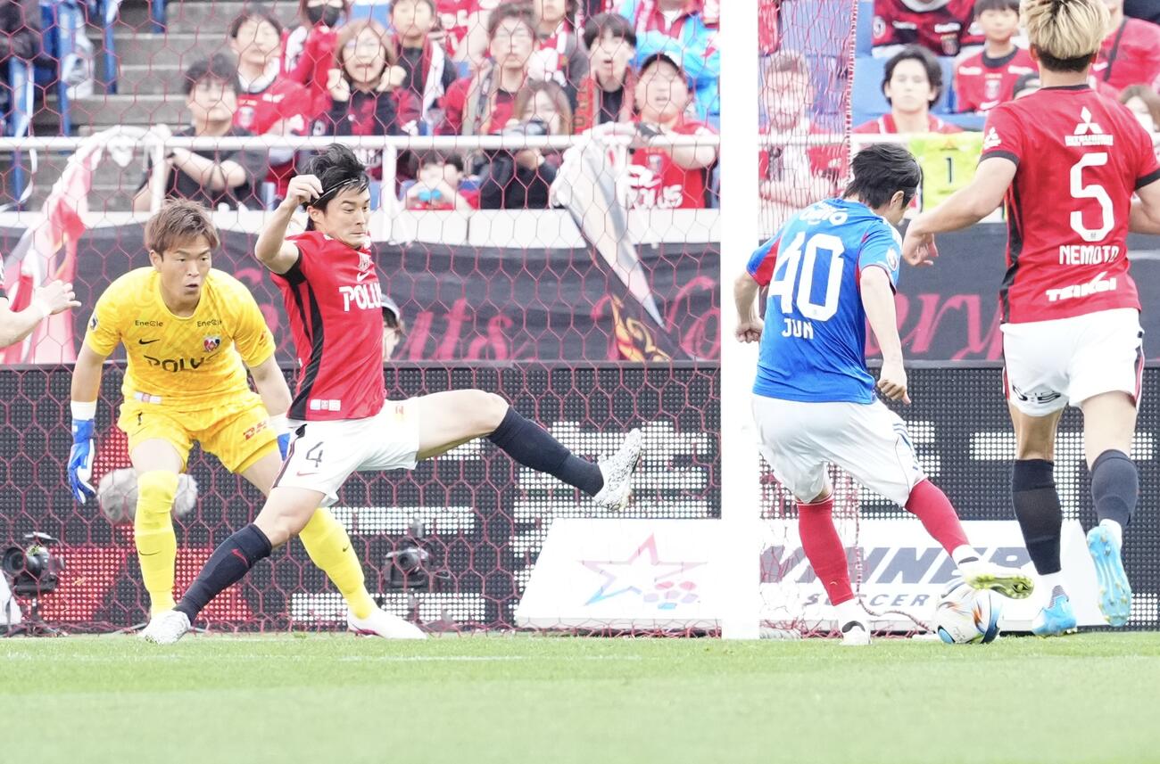 明治安田J1百年構想リーグ　第12節　浦和対横浜　後半、ゴールを決める横浜天野（左から3人目）（撮影・江口和貴）
