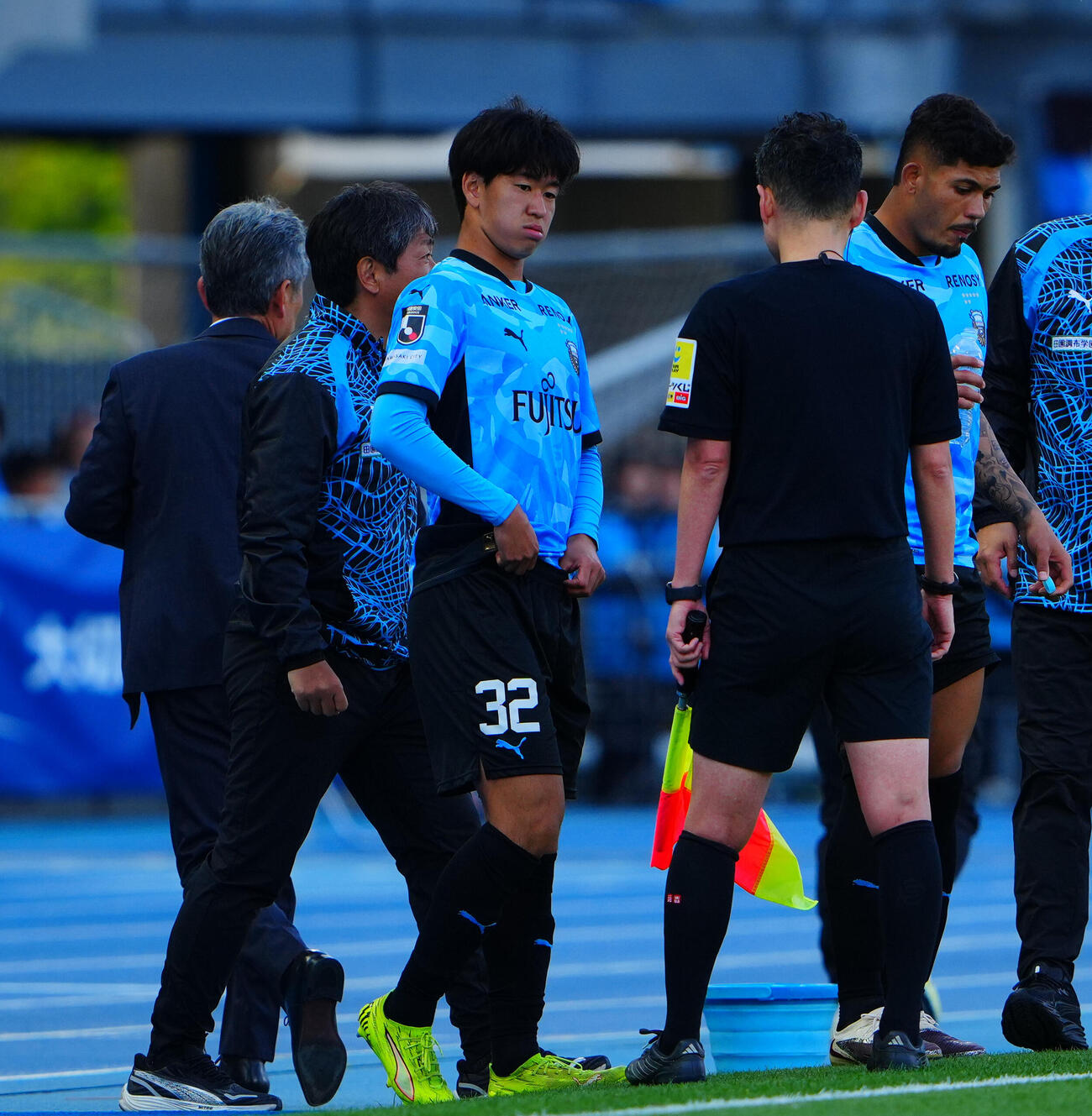 百年構想リーグJ1EAST　川崎F対千葉　後半途中出場する、川崎F林駿佑（中央）は長谷部茂利監督（左）から指示を受ける（撮影・垰建太）＝2026年4月25日