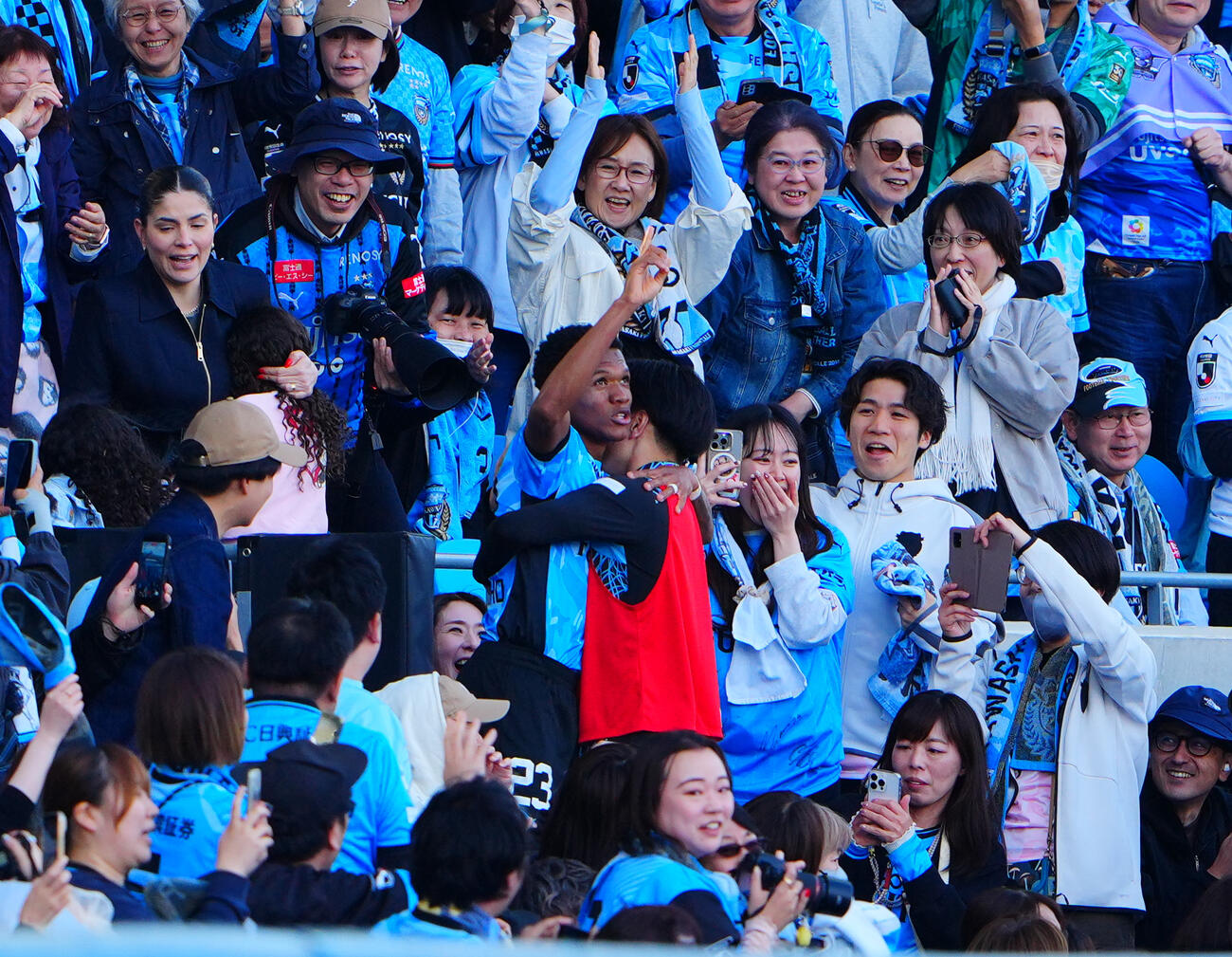 川崎F対千葉　後半、決勝点を決めた川崎Fマルシーニョ（中央）はスタンドの席の中で喜ぶ（撮影・垰建太）