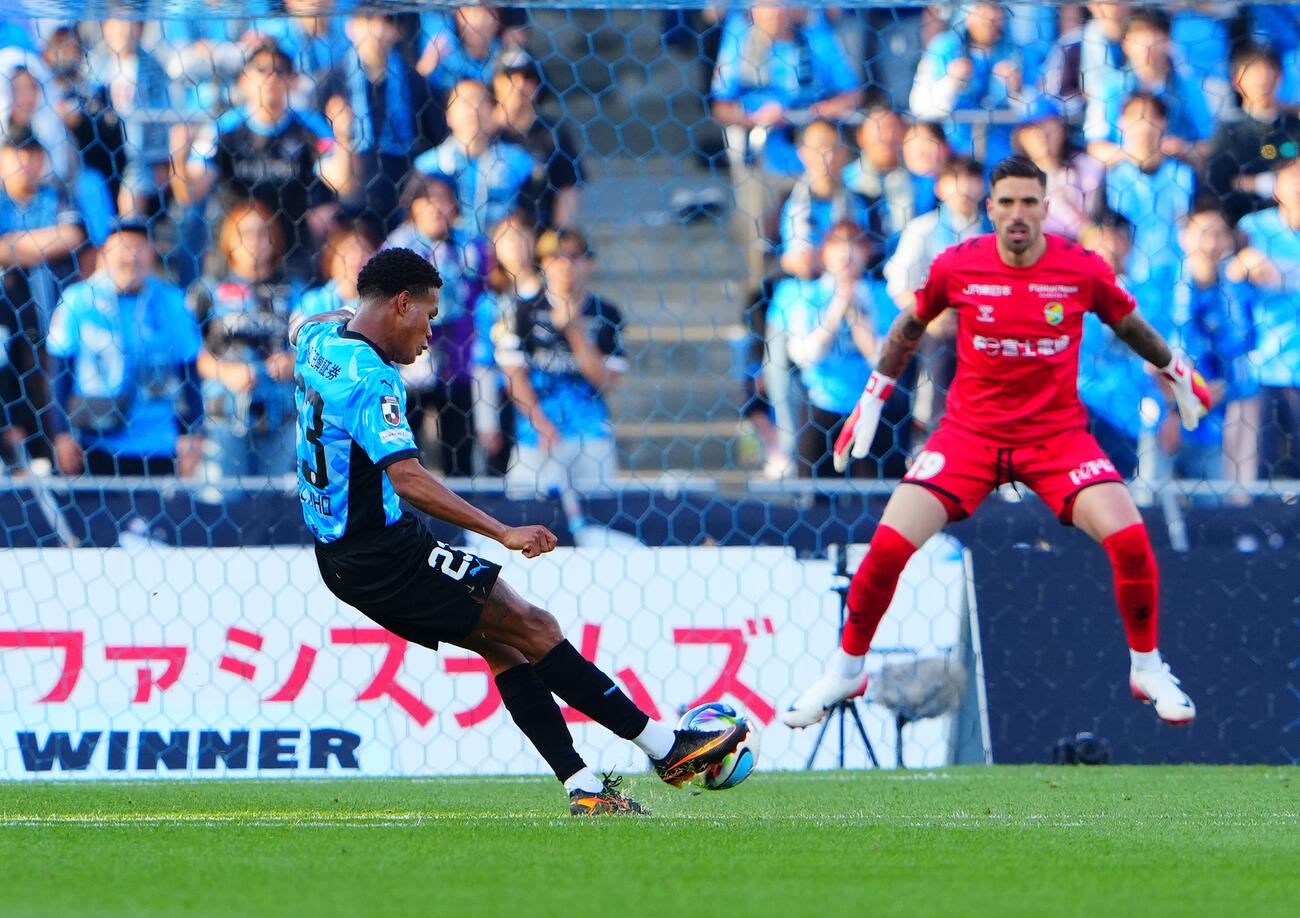 後半、右足で決勝点を決める川崎Fマルシーニョ（撮影・垰建太）