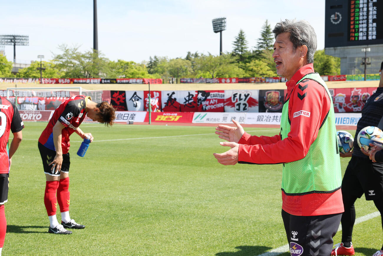 福島対甲府　試合前、チームメートを鼓舞する福島カズ（撮影・宮地輝）