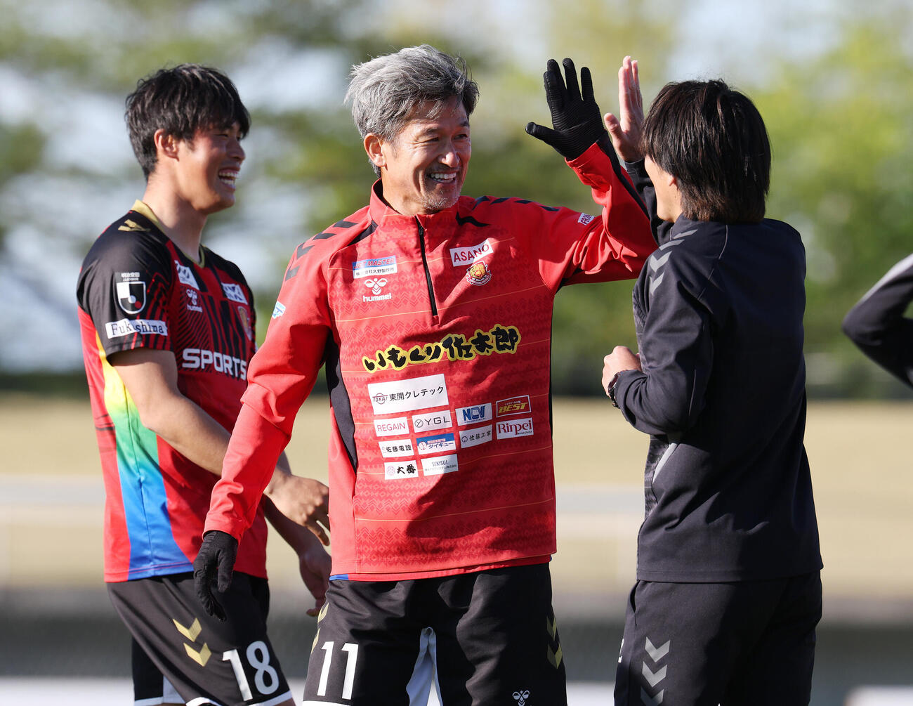 福島対甲府　試合後のボール回しを終え笑顔でタッチする福島カズ（撮影・宮地輝）