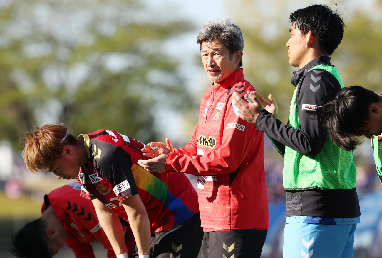 福島対甲府　試合後、サポーターにあいさつする福島カズ（撮影・宮地輝）