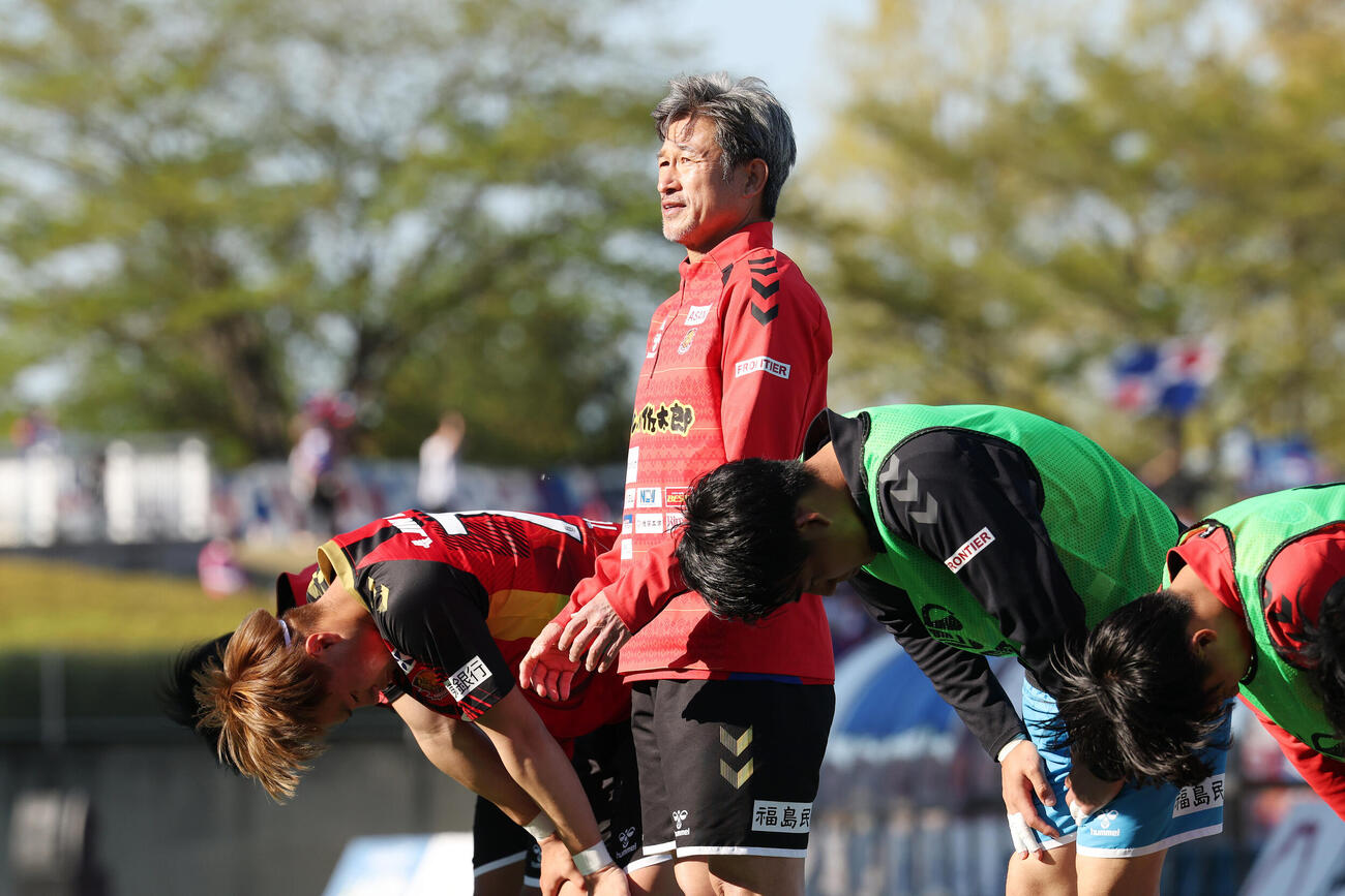 福島対甲府　試合後、サポーターにあいさつする福島カズ（撮影・宮地輝）